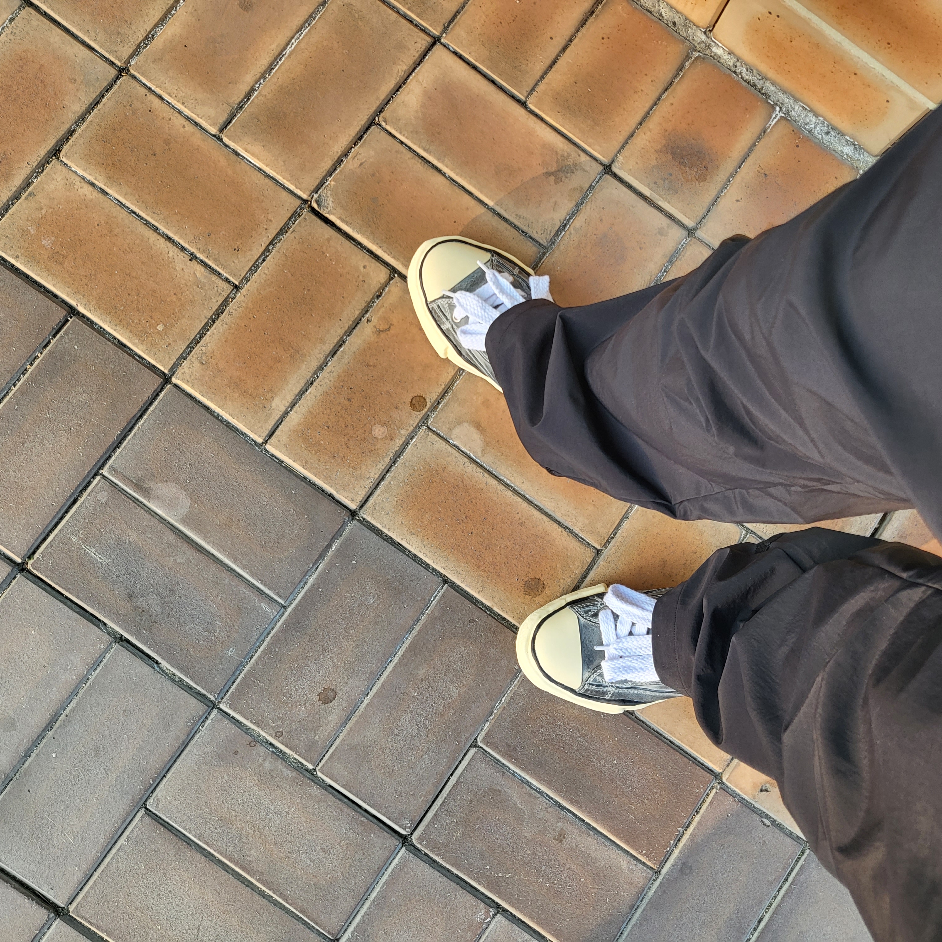 Maison Mihara Yasuhiro Peterson OG Sole Paraffin Leather Low-top Sneakers Black 착용 스타일