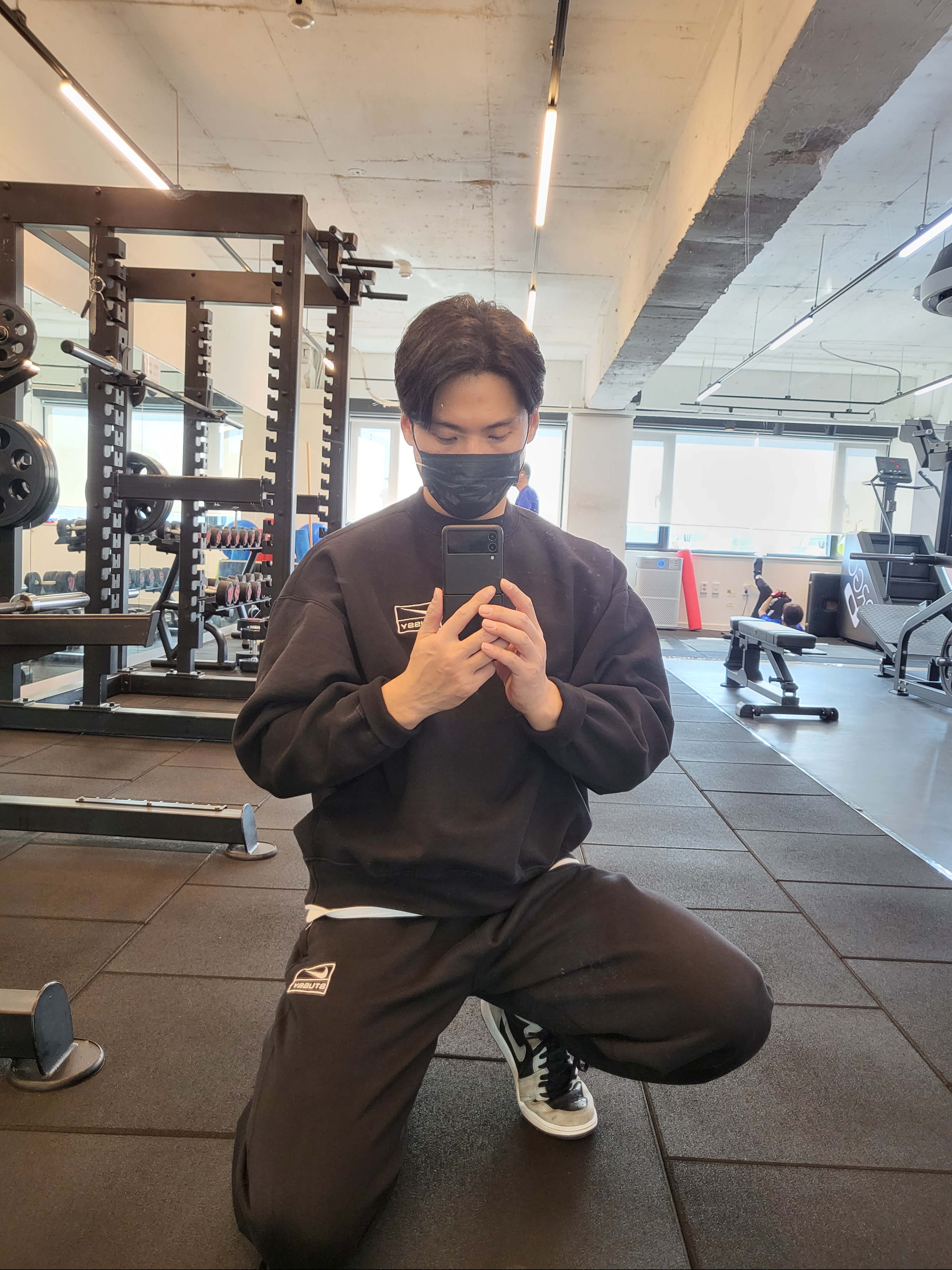 Nike x Stussy NRG Washed Fleece Crewneck Black (DO5310-010), Nike x Stussy NRG Washed Fleece Pants Black (DO5296-010) 착용 스타일