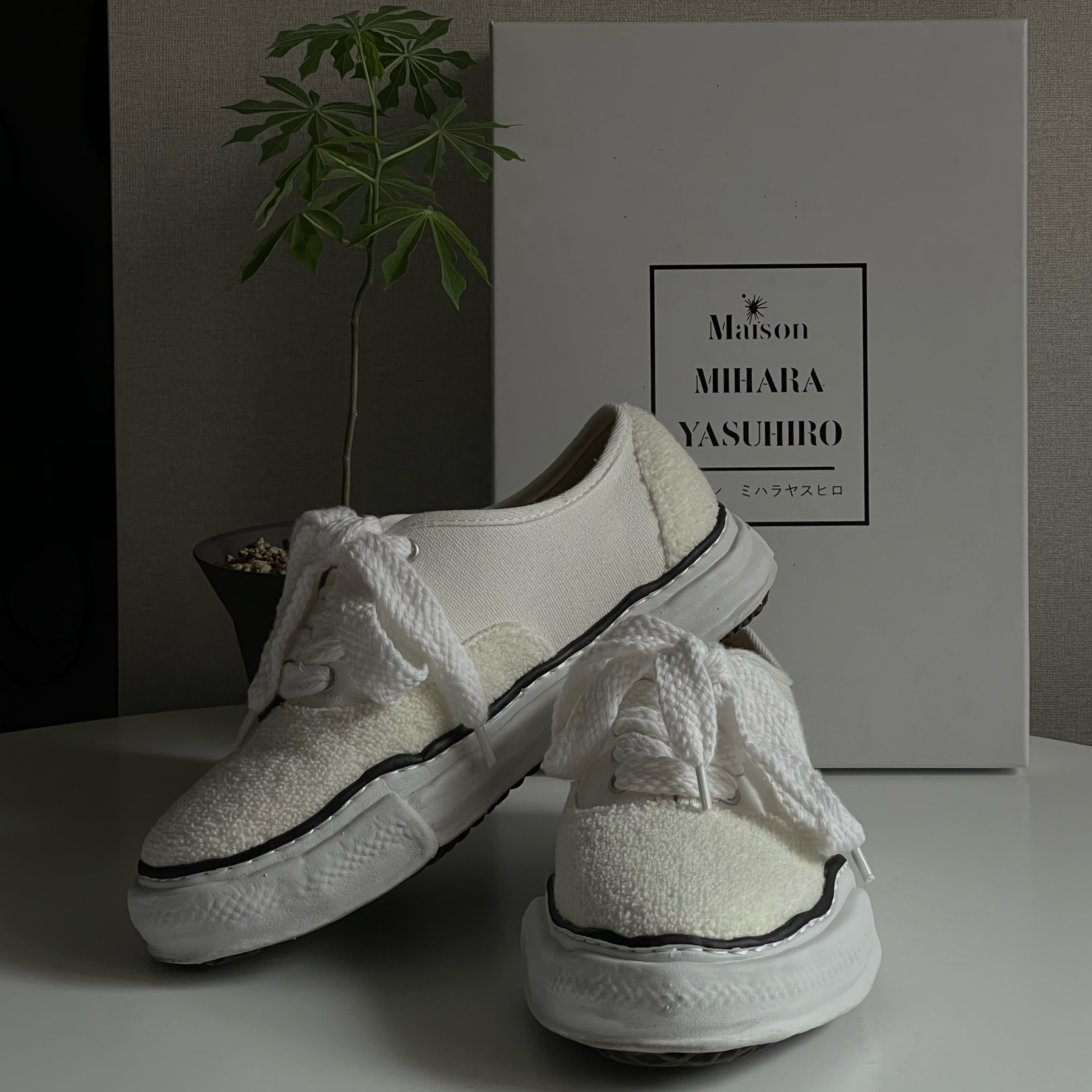 Maison Mihara Yasuhiro Baker OG Sole Canvas Low Cut Sneakers White 착용 스타일