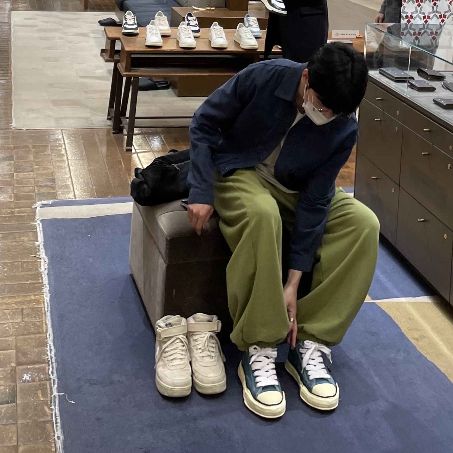 Maison Mihara Yasuhiro Peterson VL OG Sole Canvas Low-top Sneakers Blue, Maison Mihara Yasuhiro Blakey OG Sole Distressed Leather Low-top Sneakers White 착용 스타일 - 1