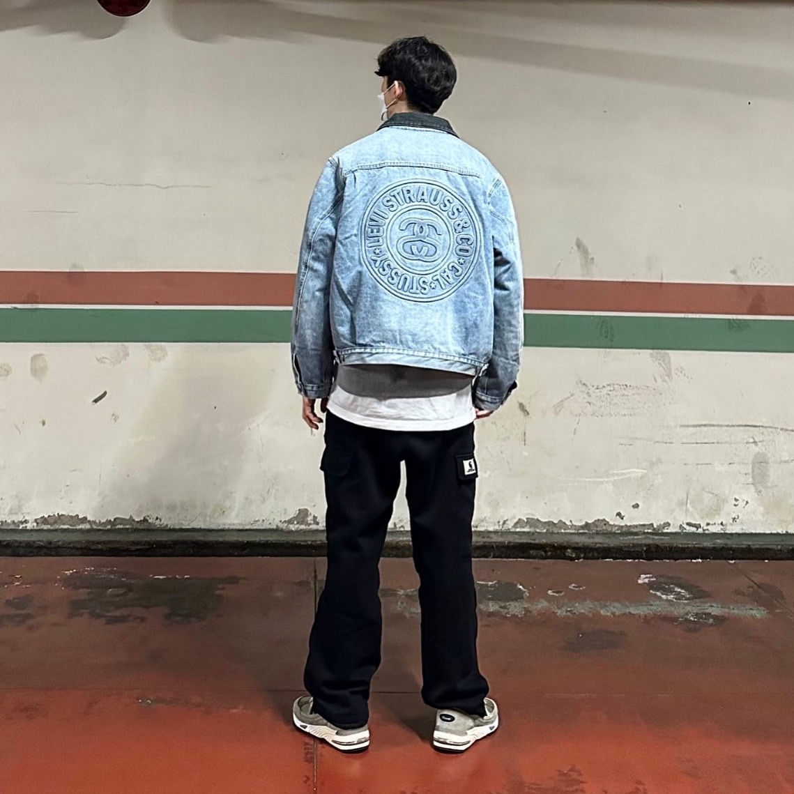 Stussy x Levi's Embossed Trucker Jacket Indigo, New Balance x JJJJound 991 Made in UK Grey 착용 스타일 - 2