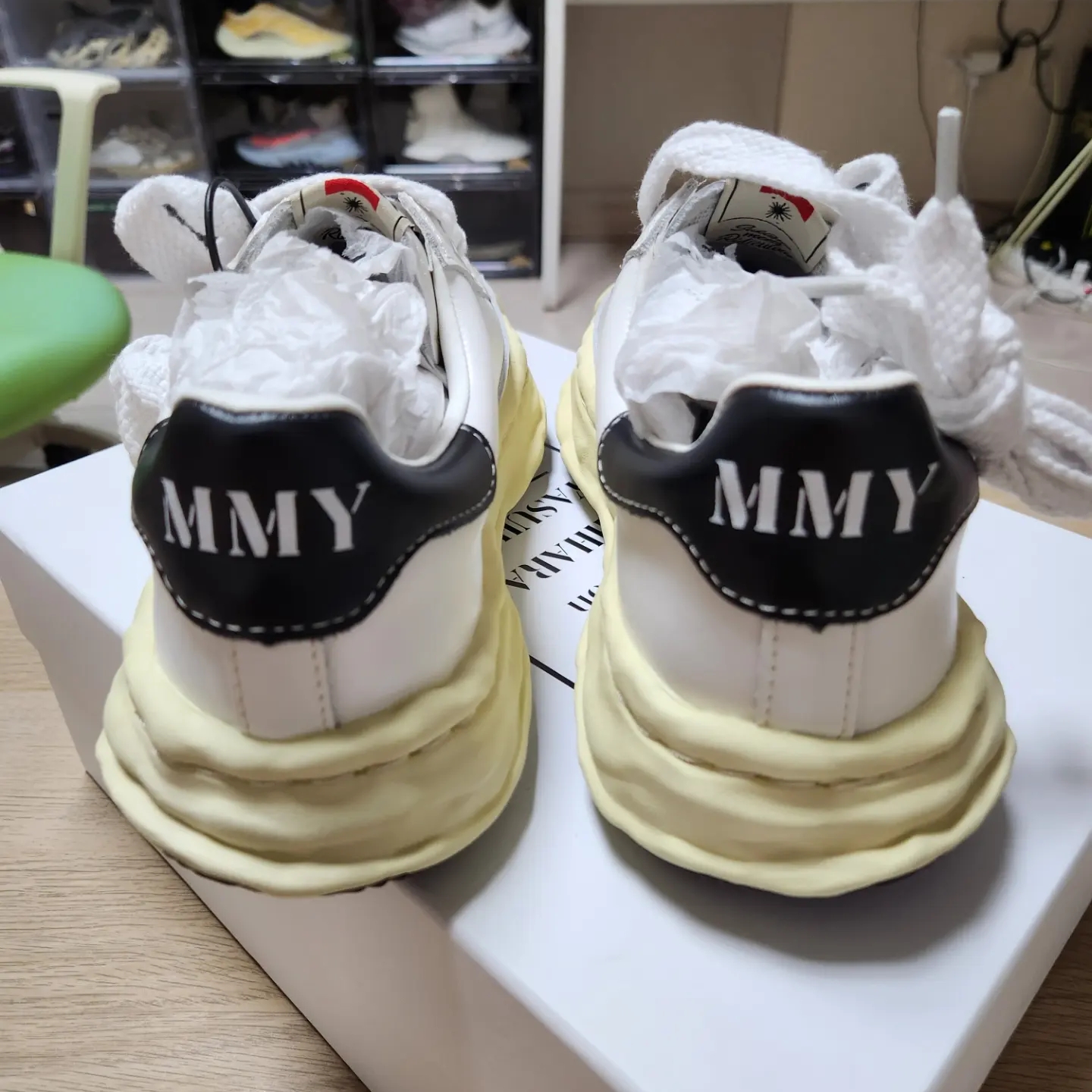 Maison Mihara Yasuhiro Blakey VL OG Sole Leather Low-top Sneakers White 착용 스타일 - 4