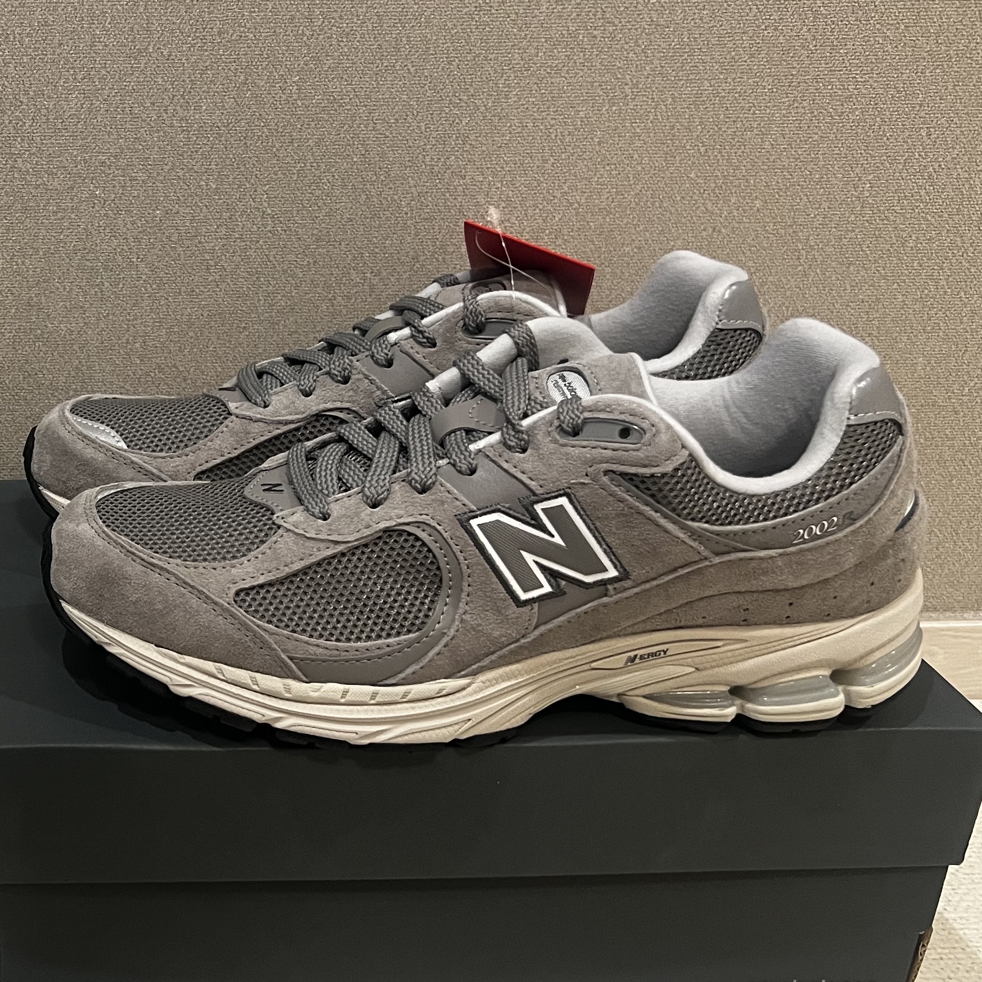 New Balance 2002R Grey 착용 스타일 - 1