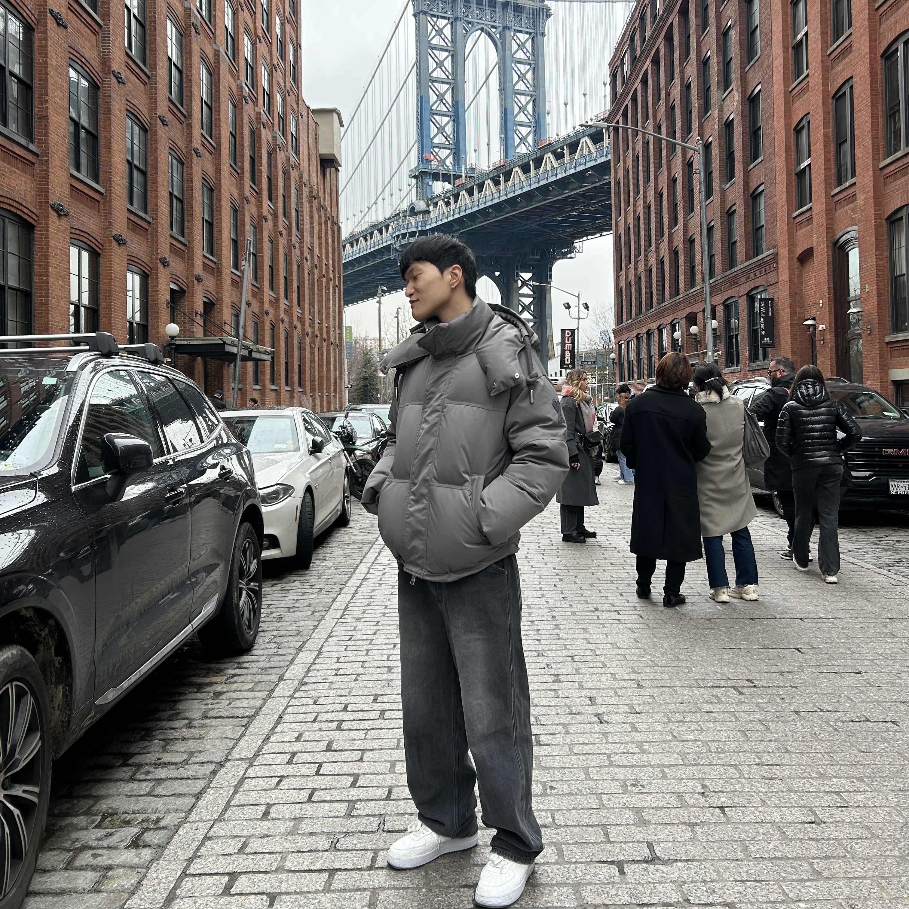 Jordan 1 x Dior High OG, AMI de Coeur Patch Short Down Jacket Gris 착용 스타일 - 2