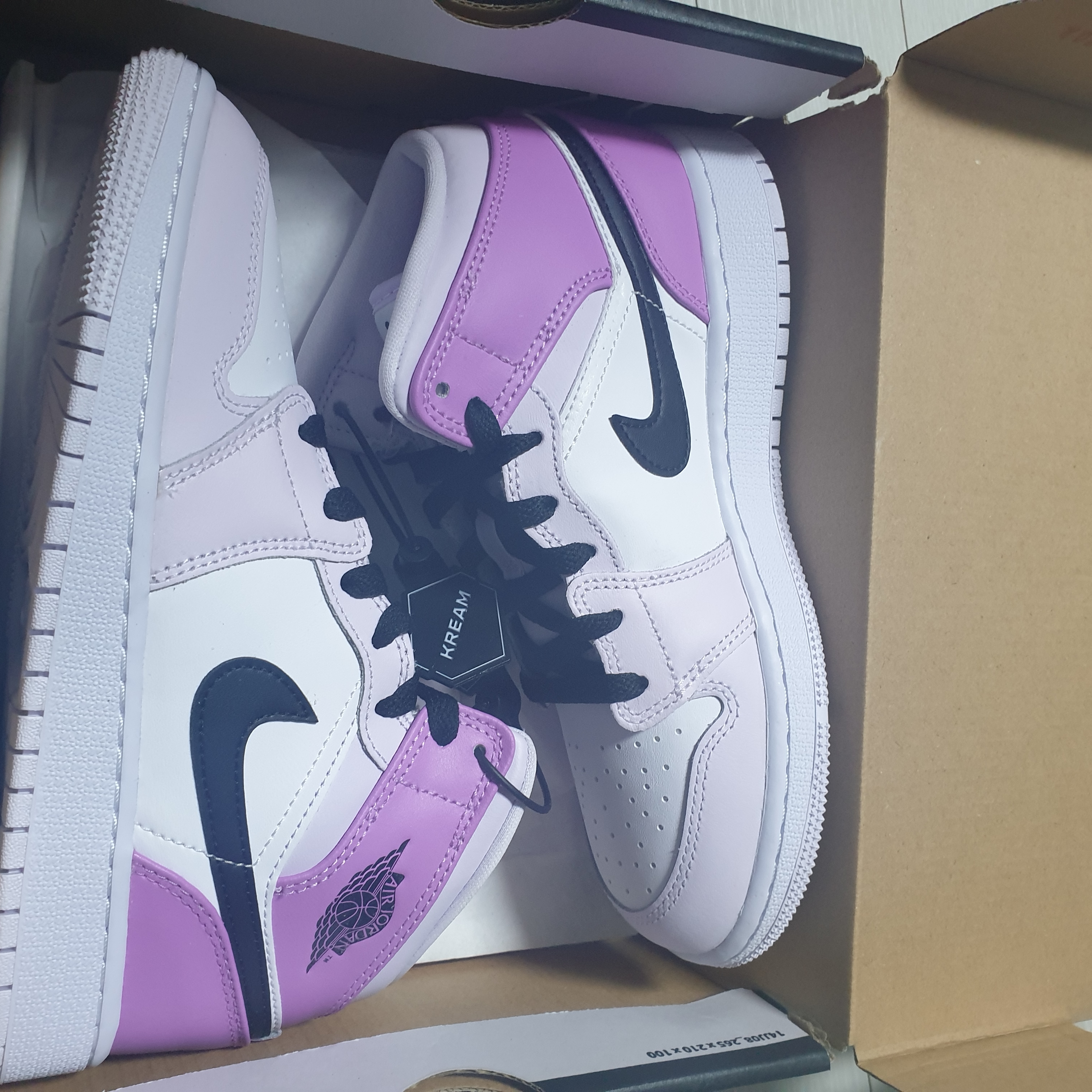 (GS) Jordan 1 Mid Barely Grape White 착용 스타일