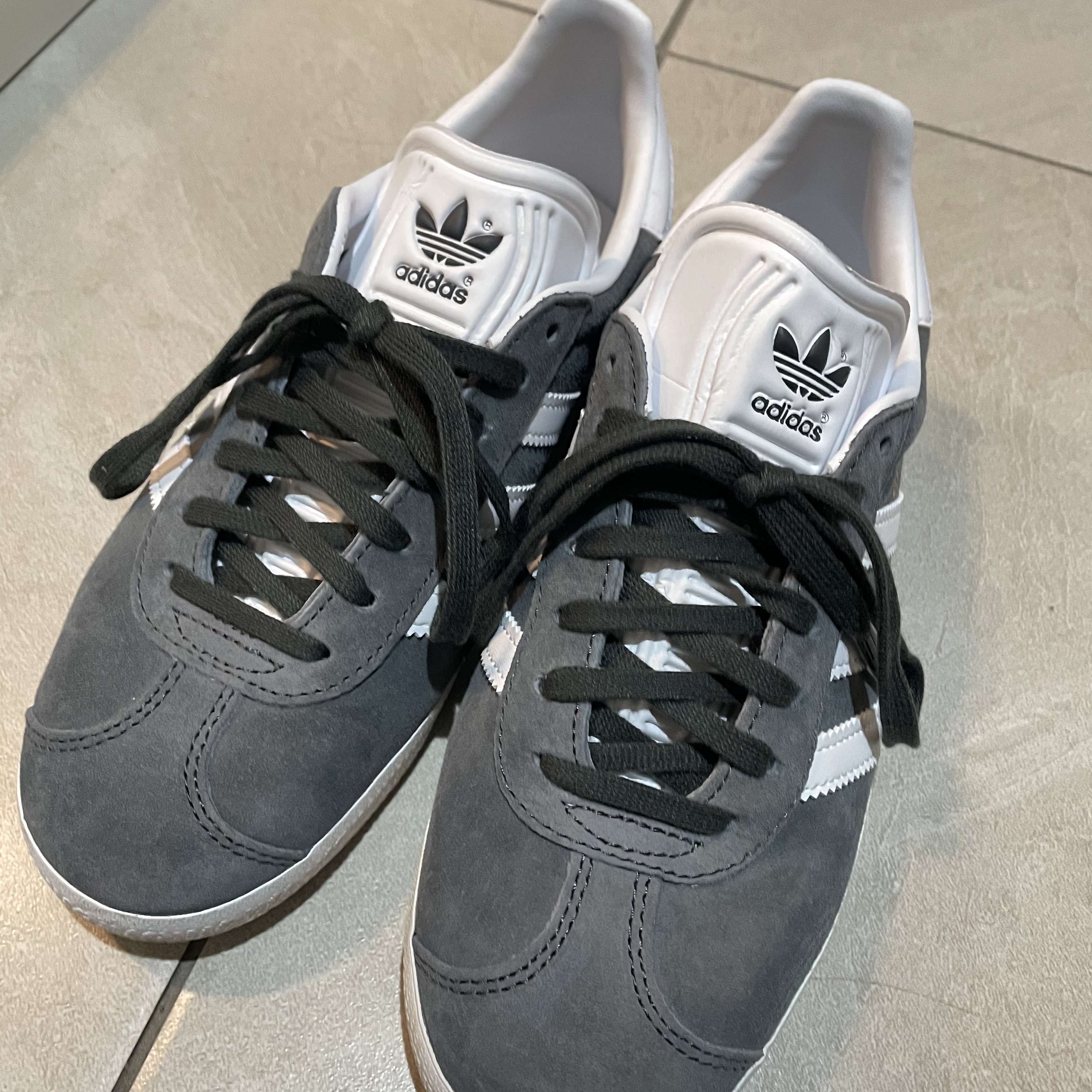 Adidas Gazelle Solid Grey 착용 스타일