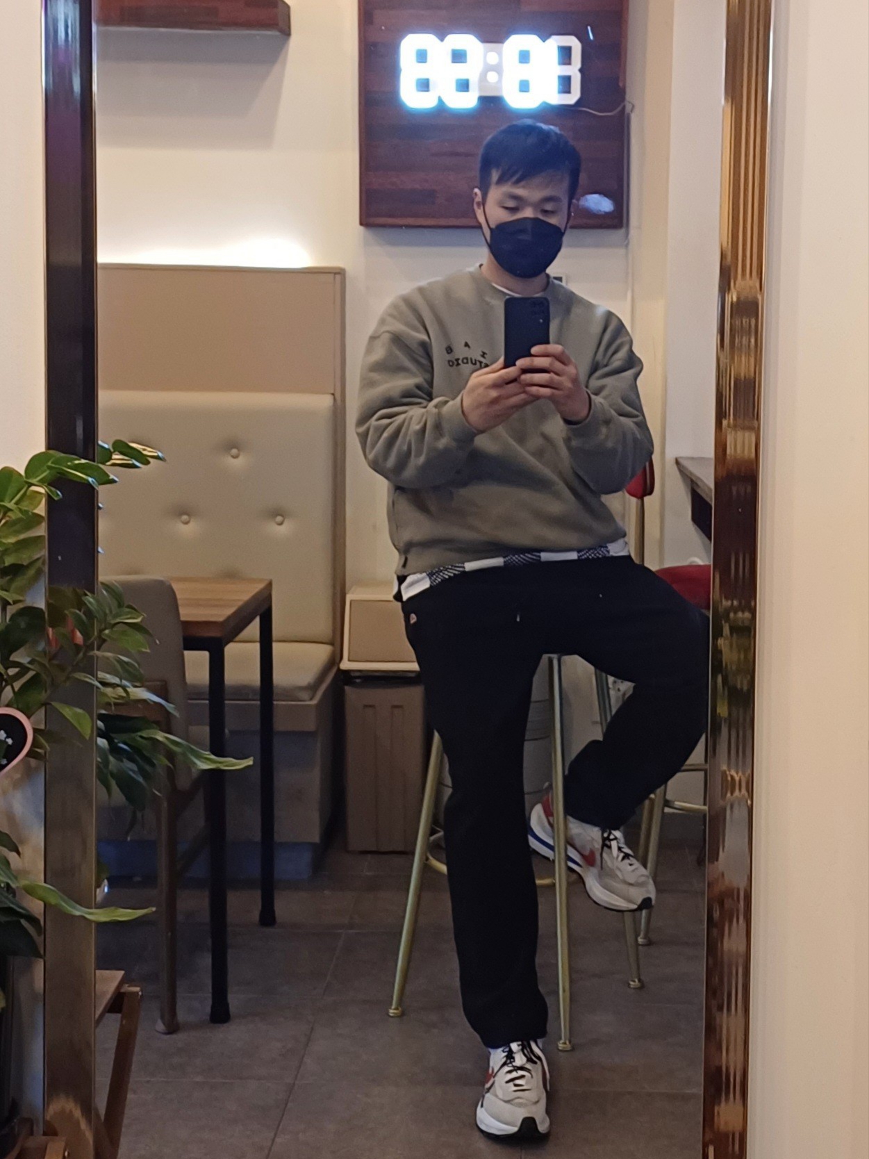 Nike x Sacai VaporWaffle Royal Fuchsia, IAB Studio Sweatshirt Olive Green - 19FW 착용 스타일 - 1