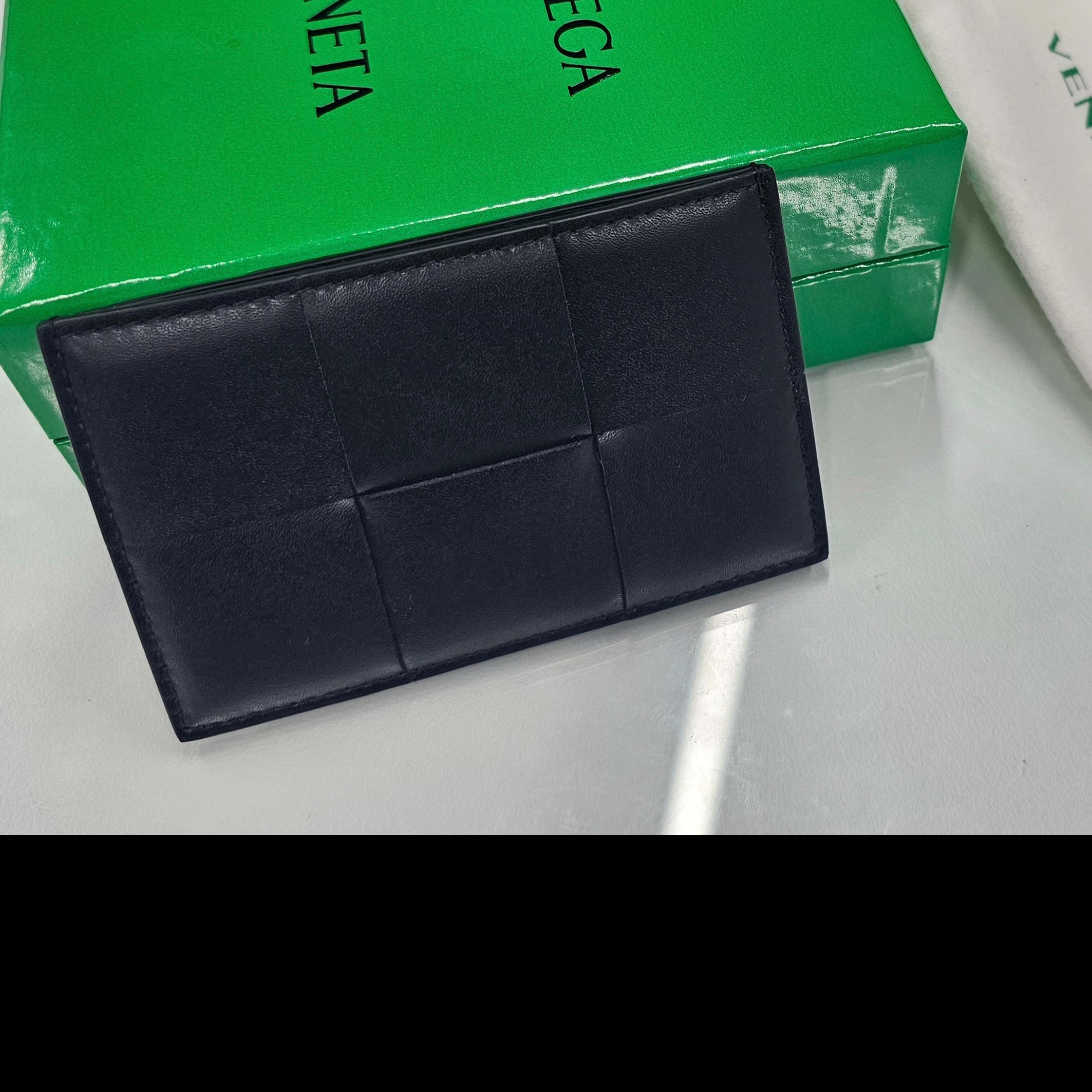 Bottega Veneta Credit Card Case Calfskin Black 착용 스타일