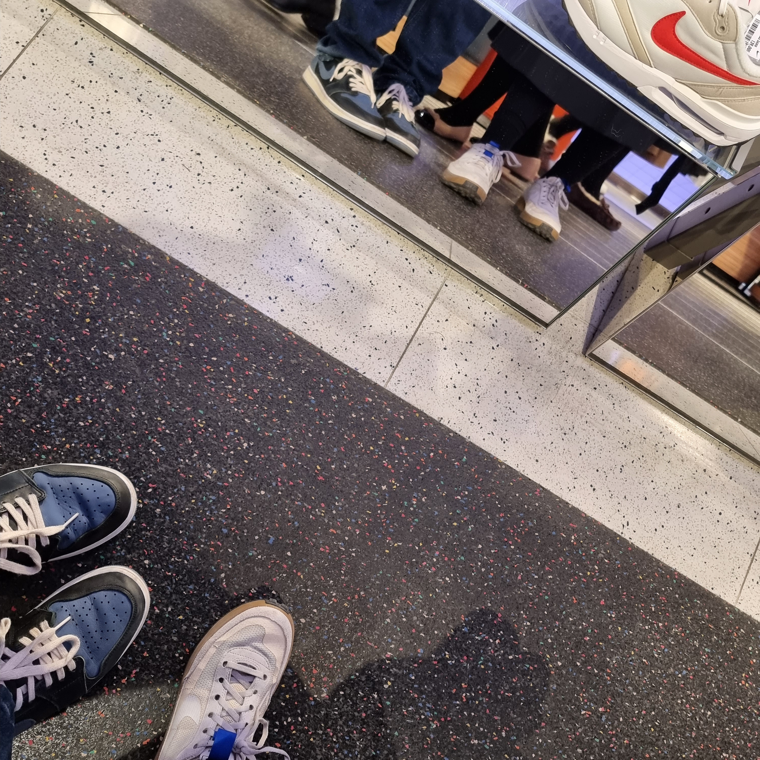 Jordan 1 Retro Low OG Mystic Navy, Nike x Tom Sachs General Purpose Shoe Light Cream 착용 스타일