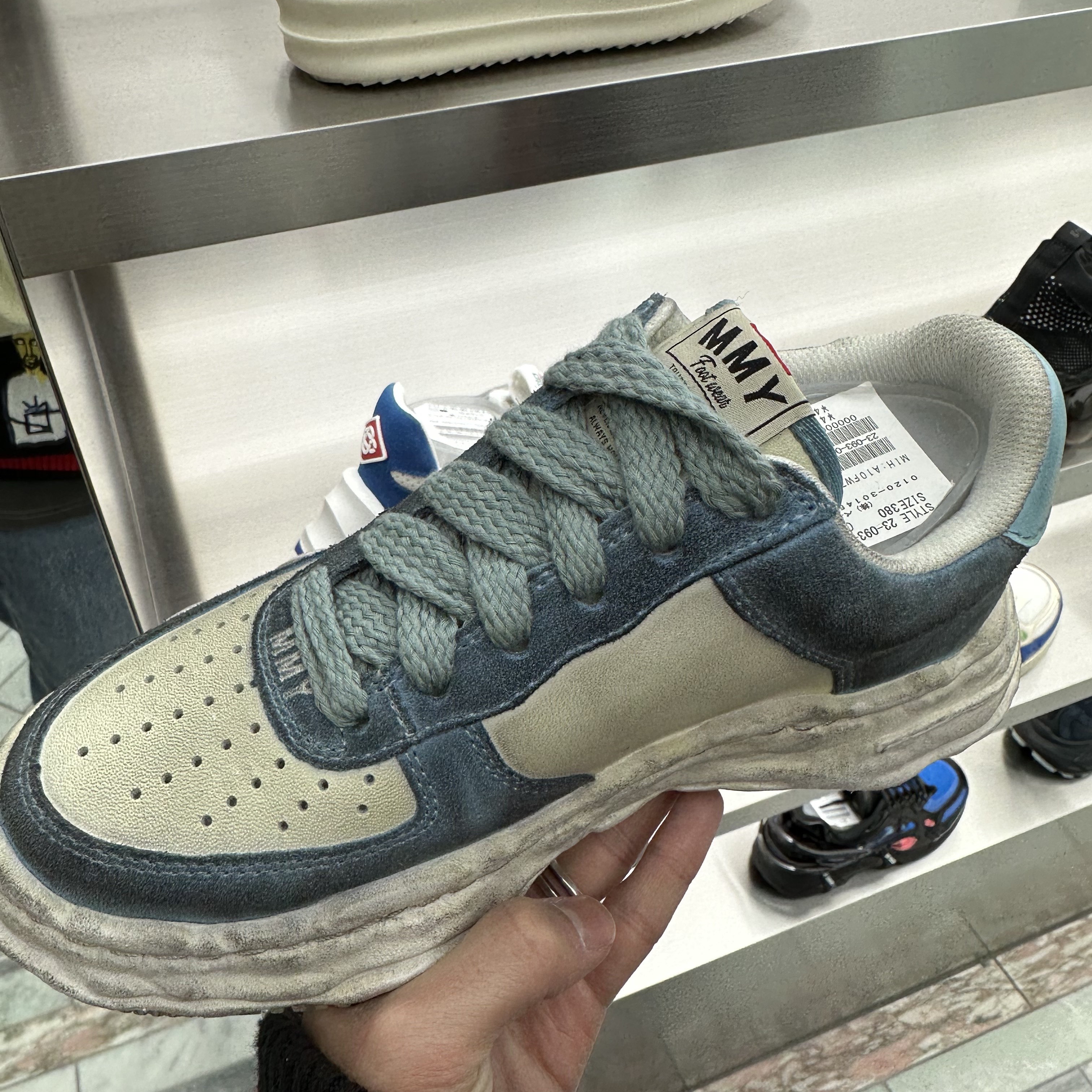 Maison Mihara Yasuhiro Peterson VL OG Sole Canvas Low-top Sneakers Blue, Maison Mihara Yasuhiro Blakey OG Sole Distressed Leather Low-top Sneakers White 착용 스타일 - 5