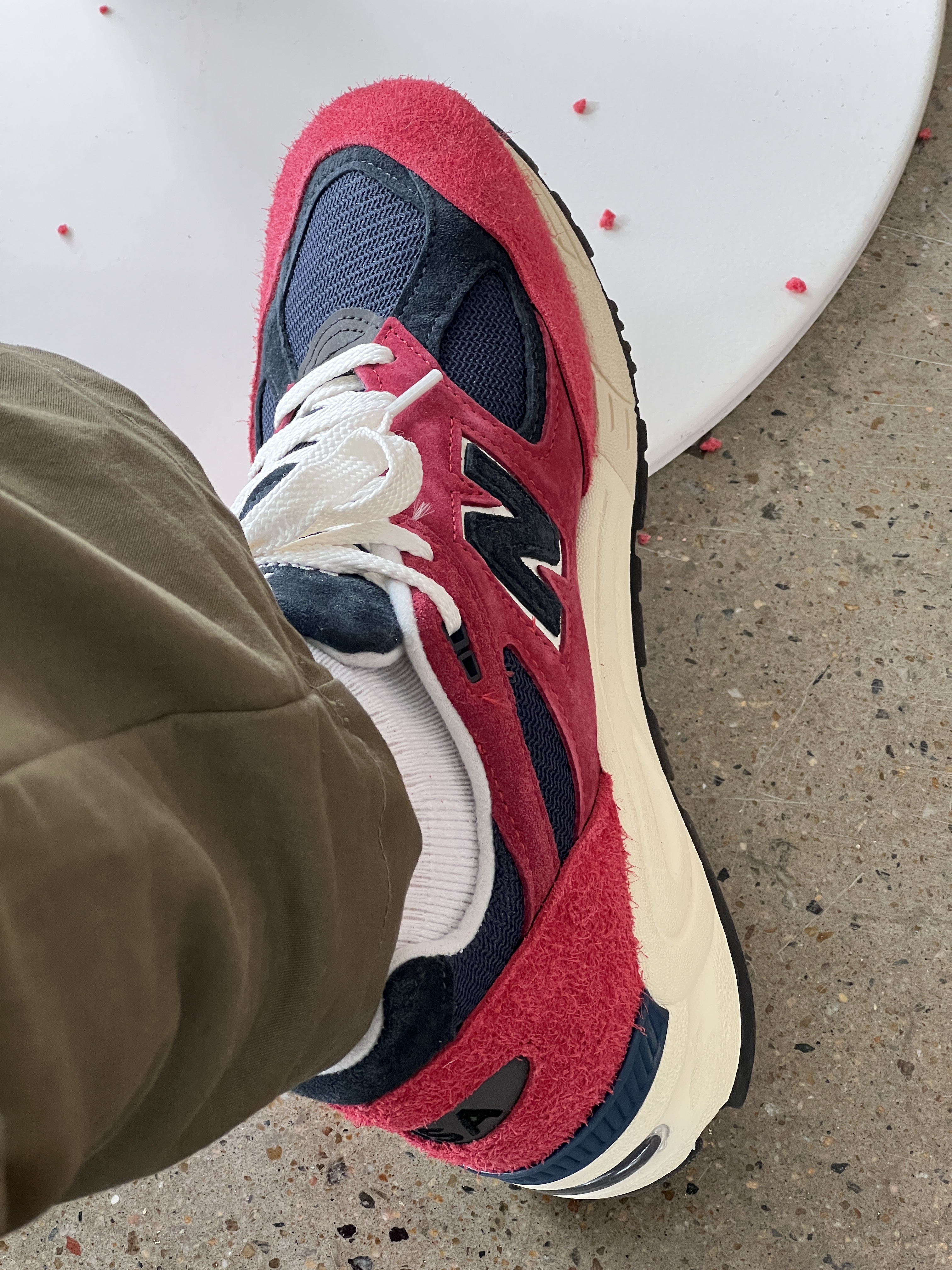 New Balance 990v2 Made in USA Chrysanthemum Navy 착용 스타일