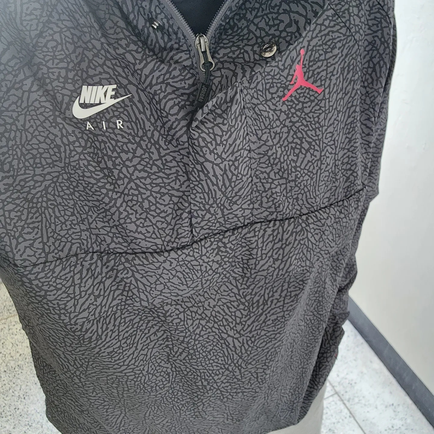 Jordan 1 Retro High OG White Cement, Essentials x New Era Sized Cap Black 착용 스타일 - 3