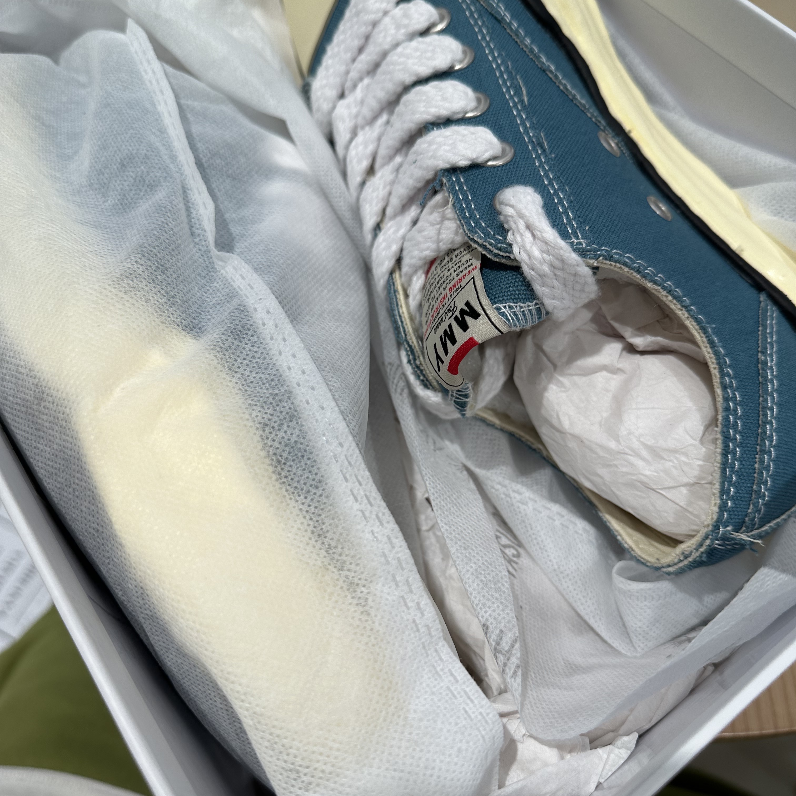 Maison Mihara Yasuhiro Peterson VL OG Sole Canvas Low-top Sneakers Blue, Maison Mihara Yasuhiro Blakey OG Sole Distressed Leather Low-top Sneakers White 착용 스타일 - 3