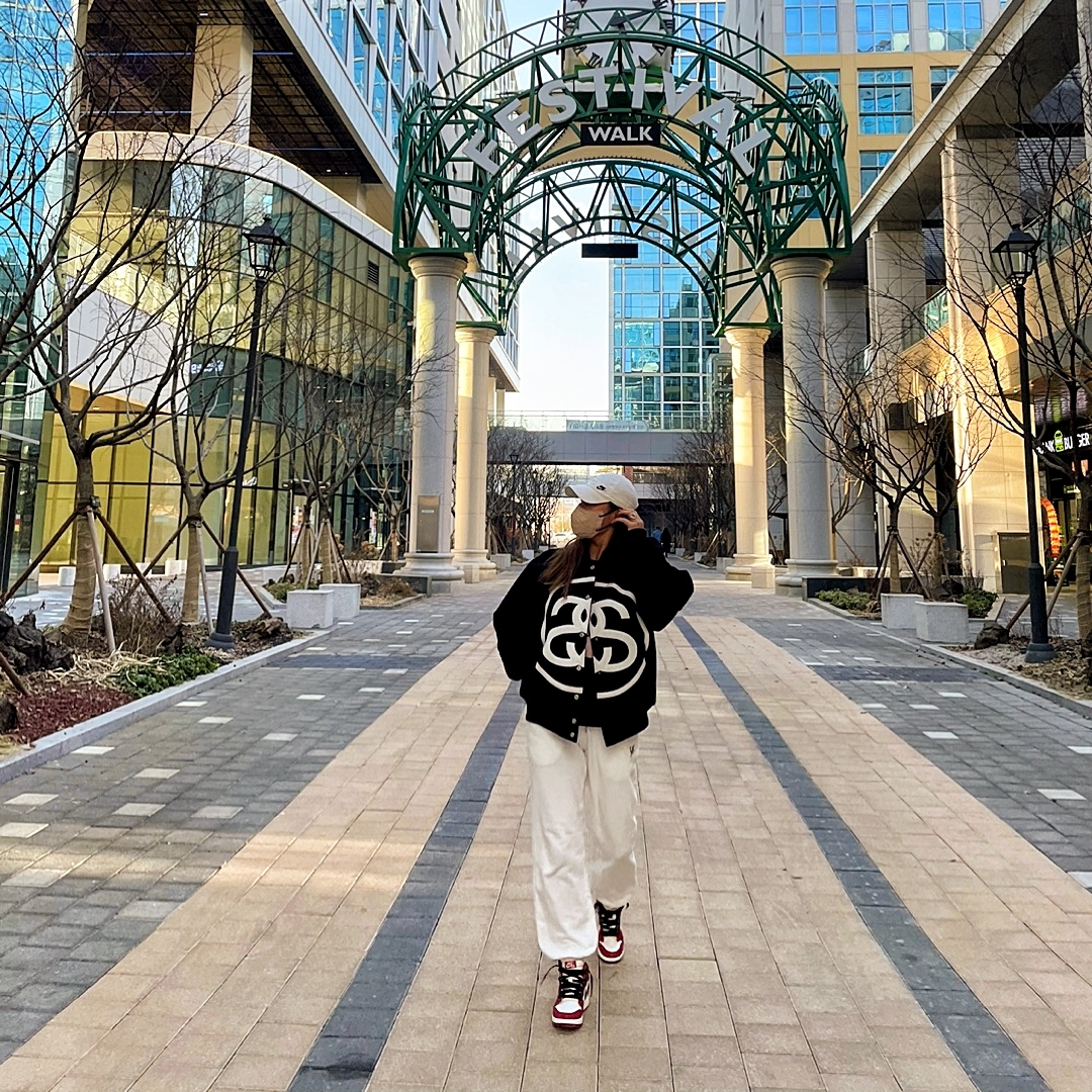 Stussy SS Link Varsity Jacket Black, (GS) Jordan 1 Retro High OG Chicago 2022 착용 스타일