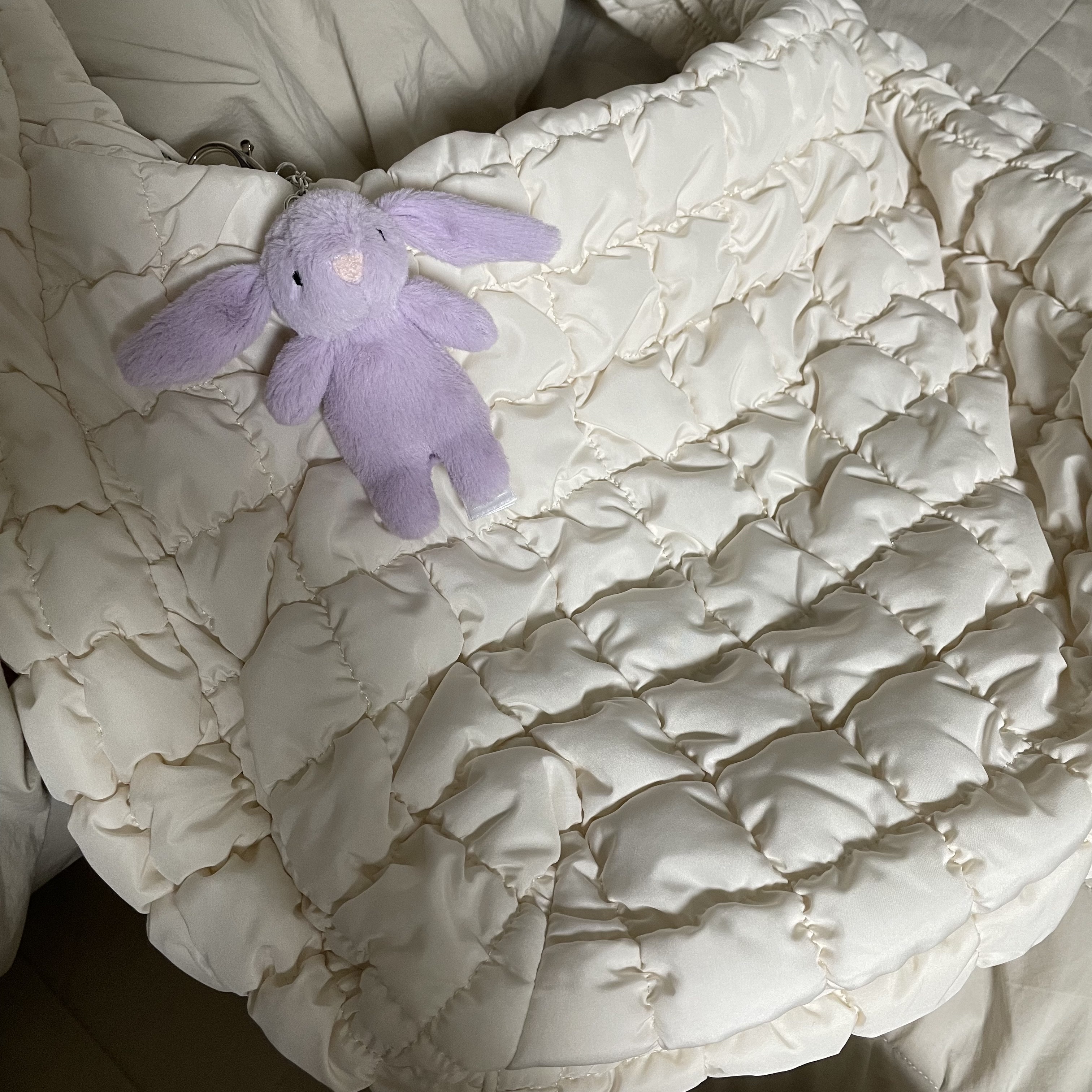 Jellycat Bashful Bunny Bag Charm Lavender, COS Quilted Oversized Shoulder Bag Off White Light Beige 착용 스타일