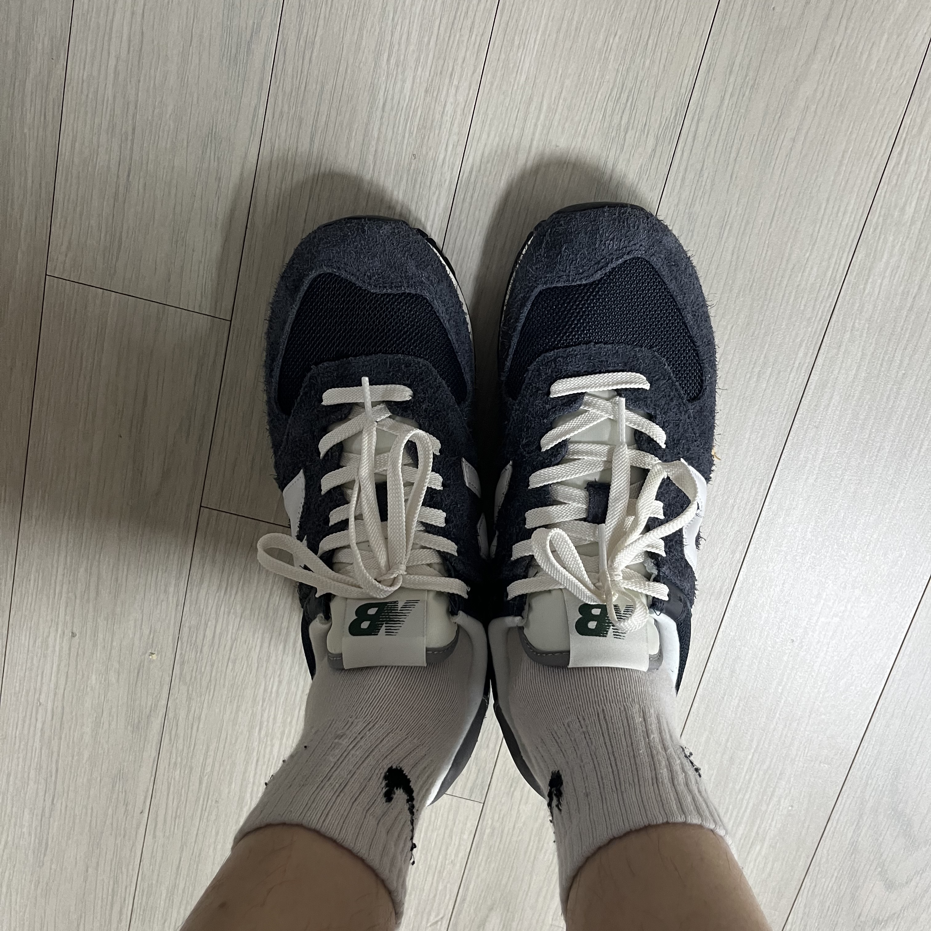 New Balance 574 Heritage Navy 착용 스타일