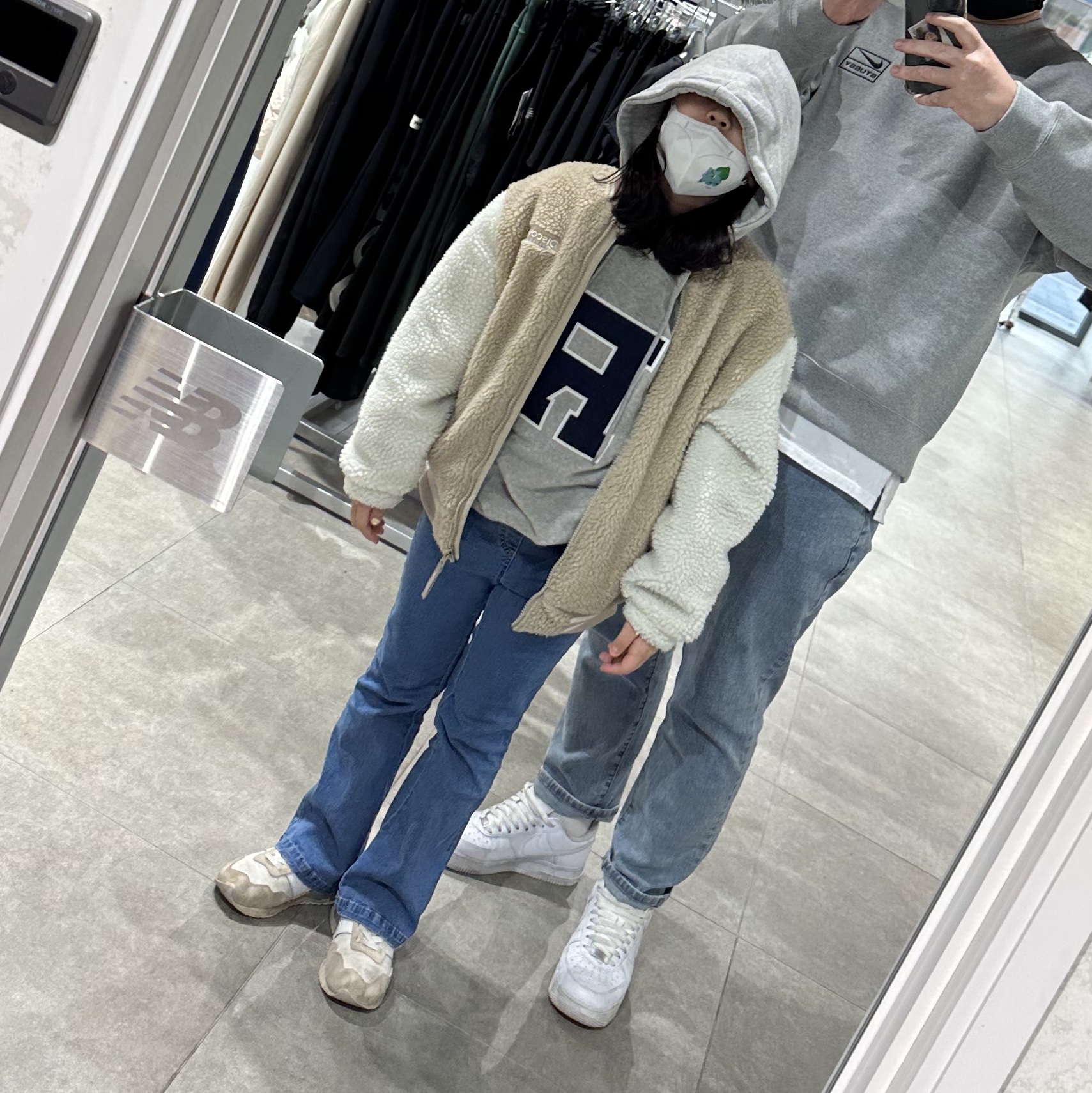 Nike x Stussy NRG Fleece Crewneck Dark Grey Heather (DO9337-063), Nike x Supreme Air Force 1 Low White 착용 스타일