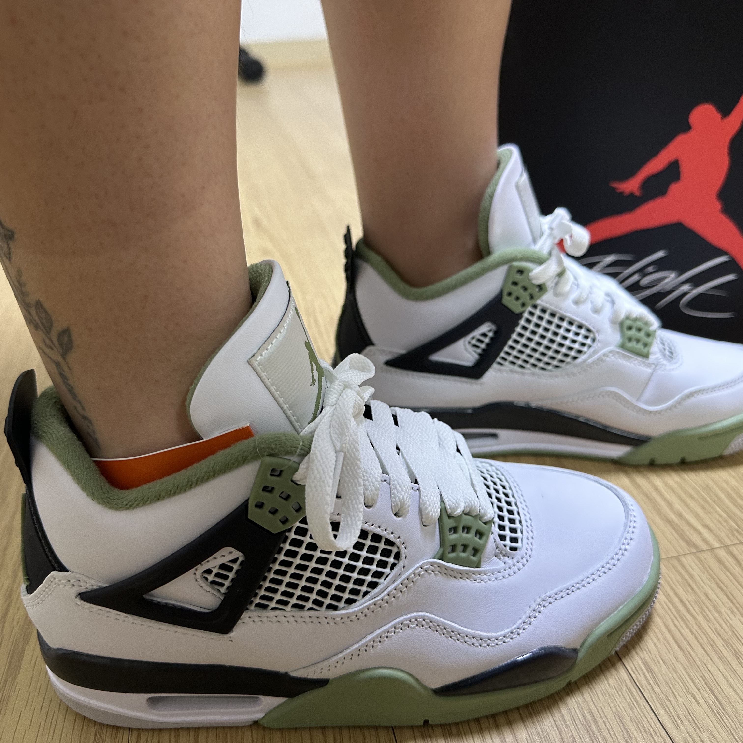 (W) Jordan 4 Retro Oil Green 착용 스타일 - 2