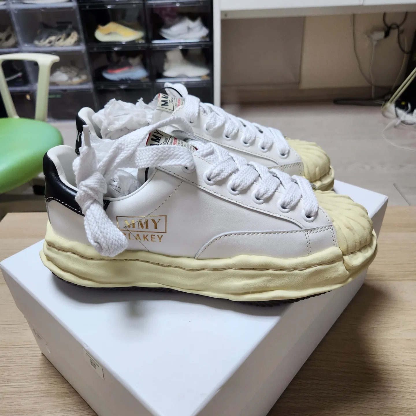 Maison Mihara Yasuhiro Blakey VL OG Sole Leather Low-top Sneakers White 착용 스타일 - 2