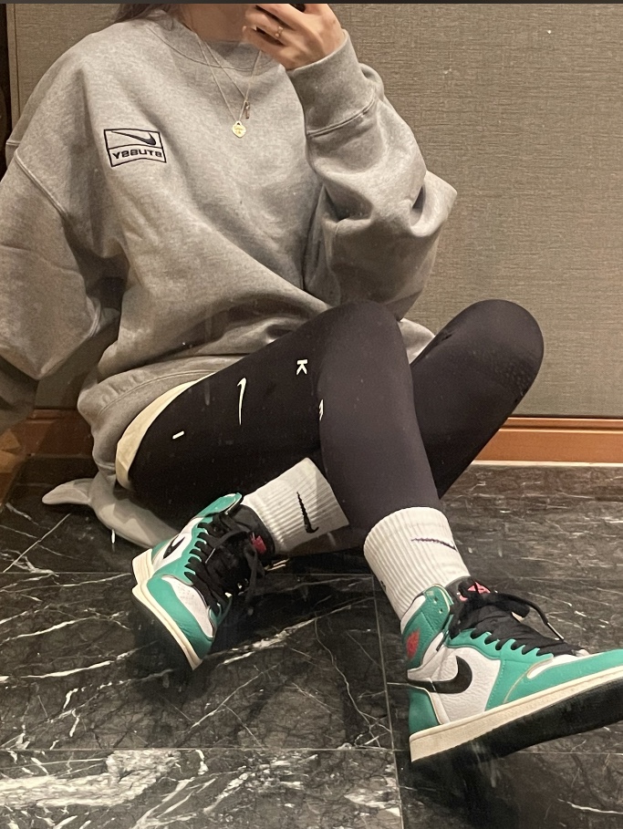 Nike x Stussy NRG Fleece Crewneck Dark Grey Heather (DO9337-063), (W) Jordan 1 Retro High OG Lucky Green 착용 스타일 - 1