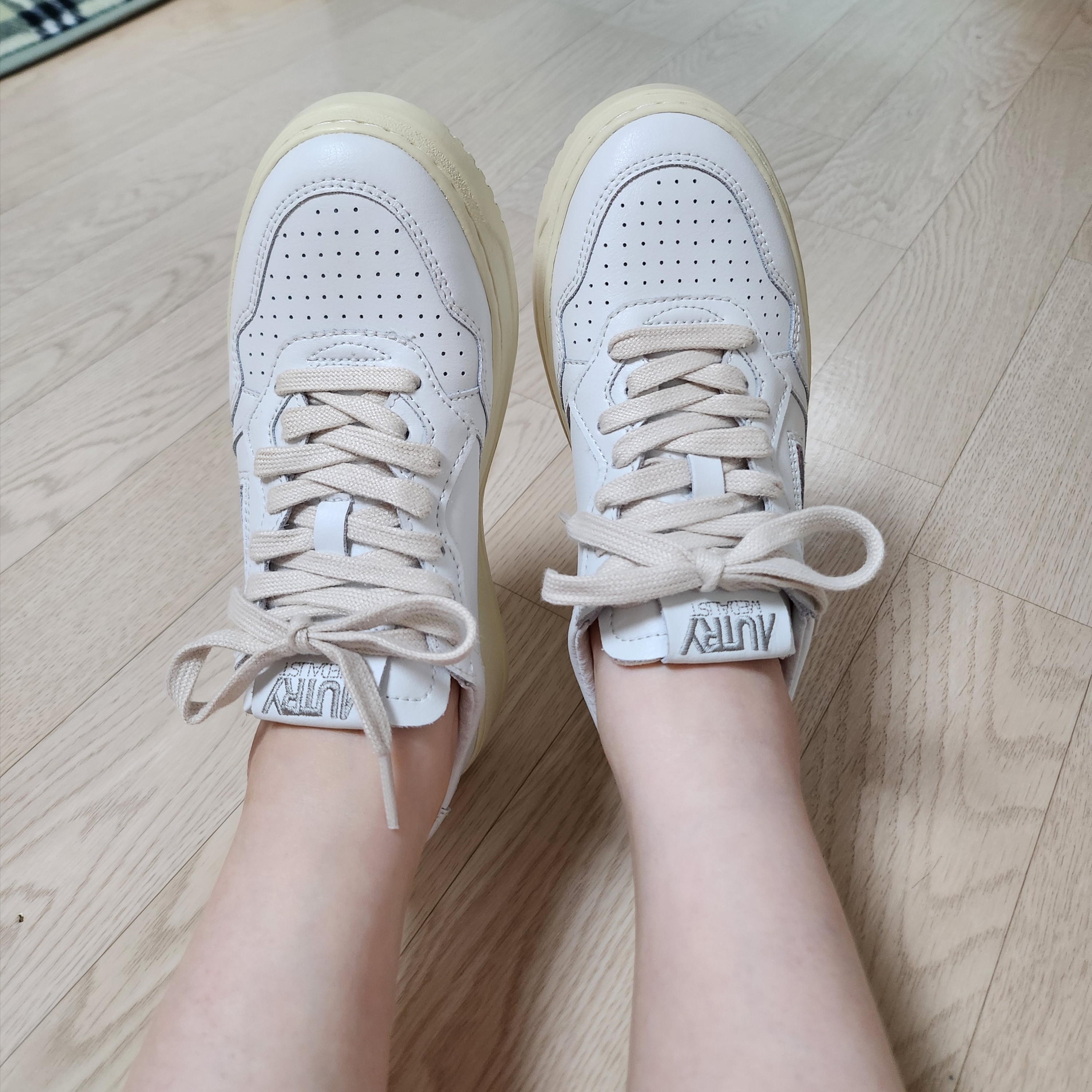(W) Autry Medalist Low Leather Sneakers White 착용 스타일