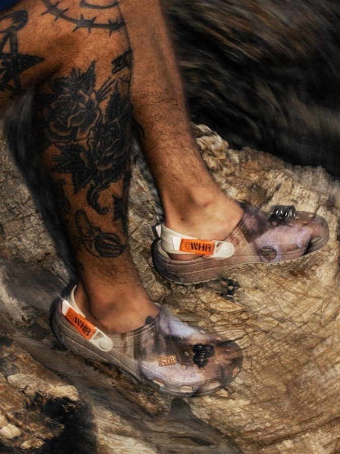 Crocs x WHR Classic Clog Walnut 착용 스타일 - 2