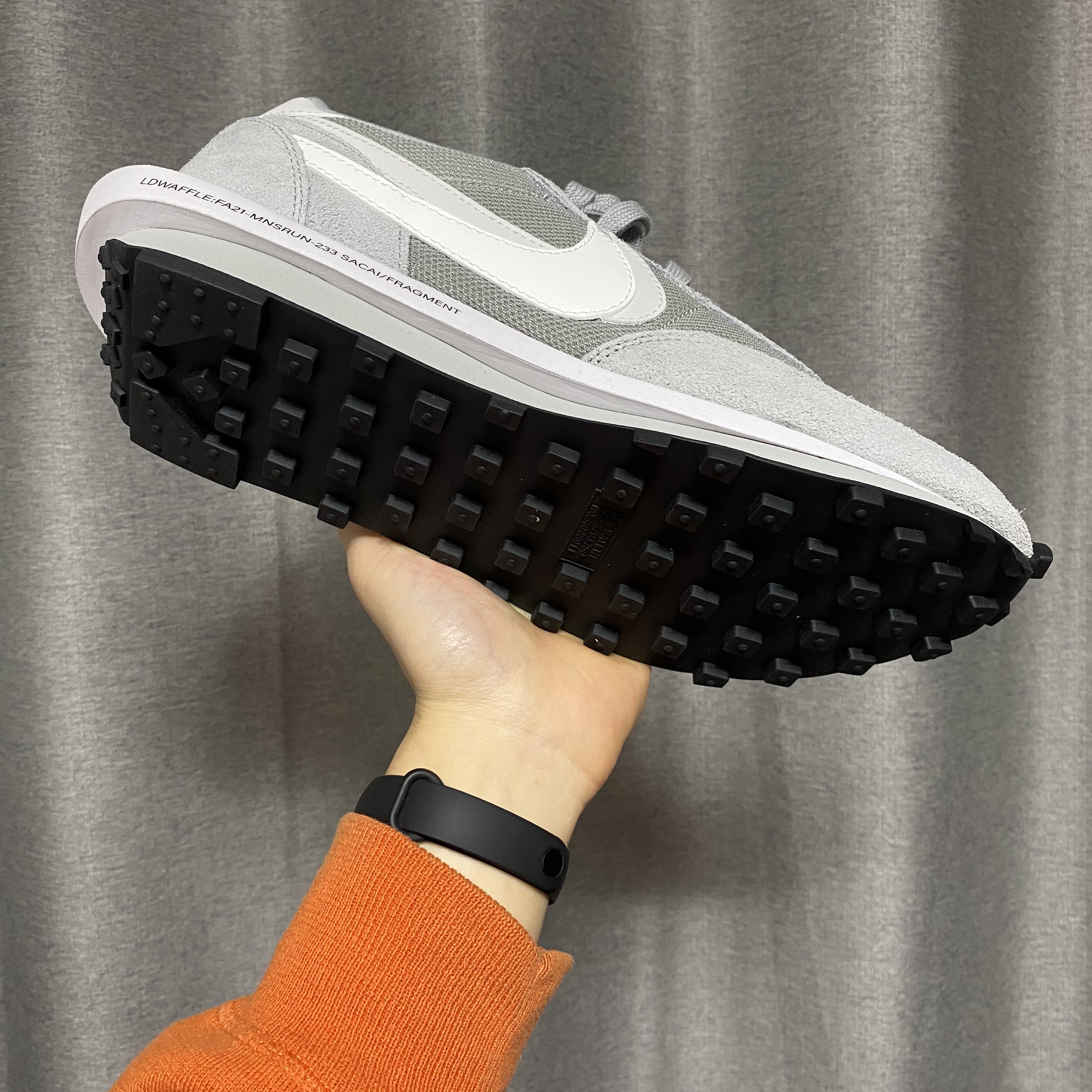 Nike x Sacai x Fragment LDWaffle Light Smoke Grey 착용 스타일 - 4