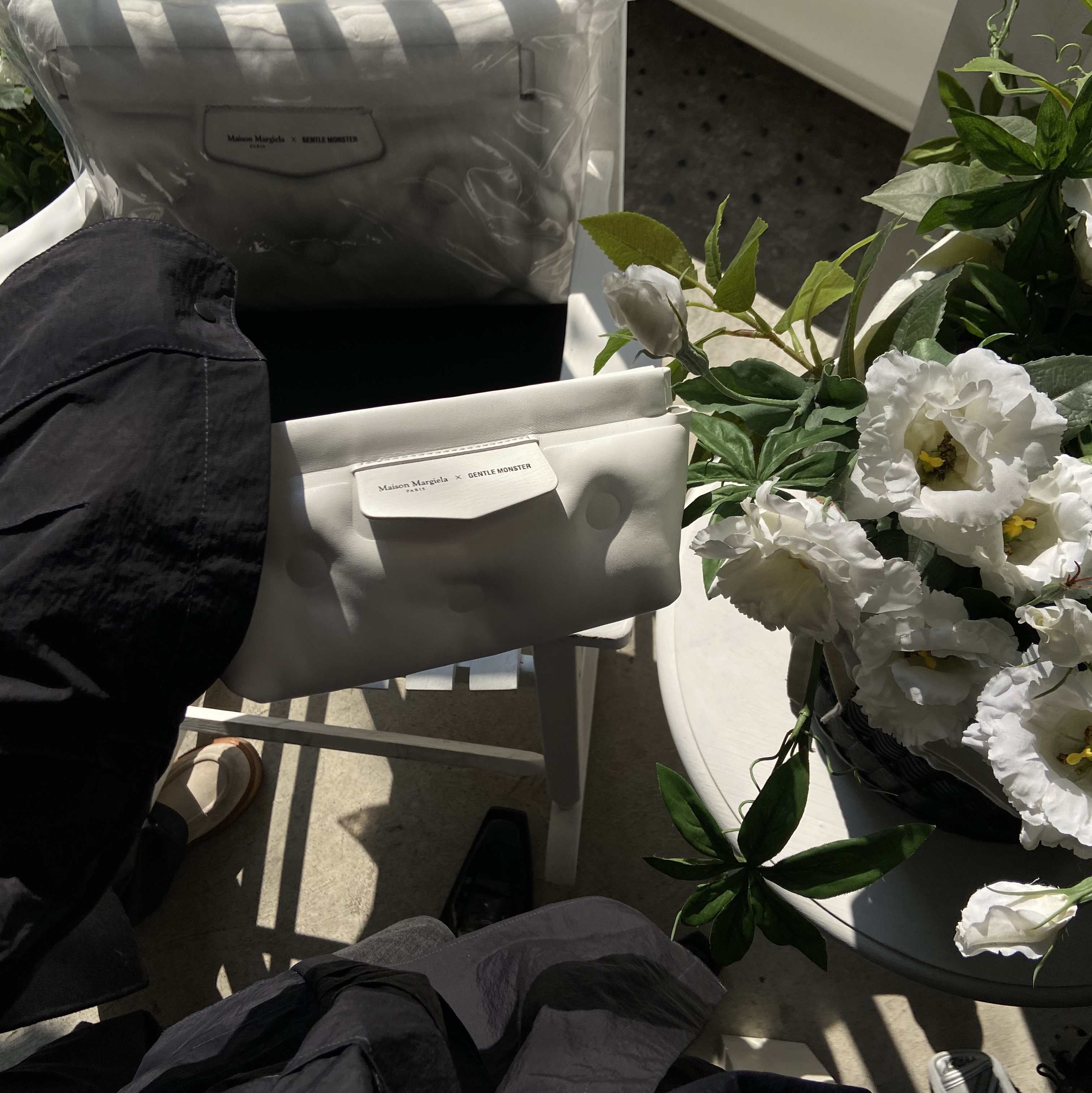 Gentle Monster x Maison Margiela MM003 Black Black 착용 스타일 - 3