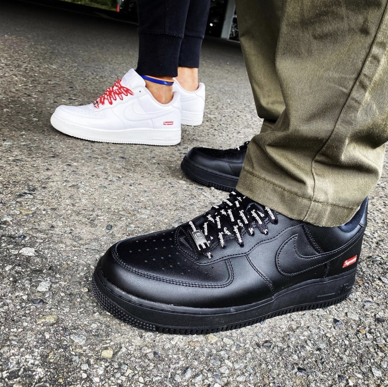 Nike x Supreme Air Force 1 Low White, Nike x Supreme Air Force 1 Low Black 착용 스타일 - 3