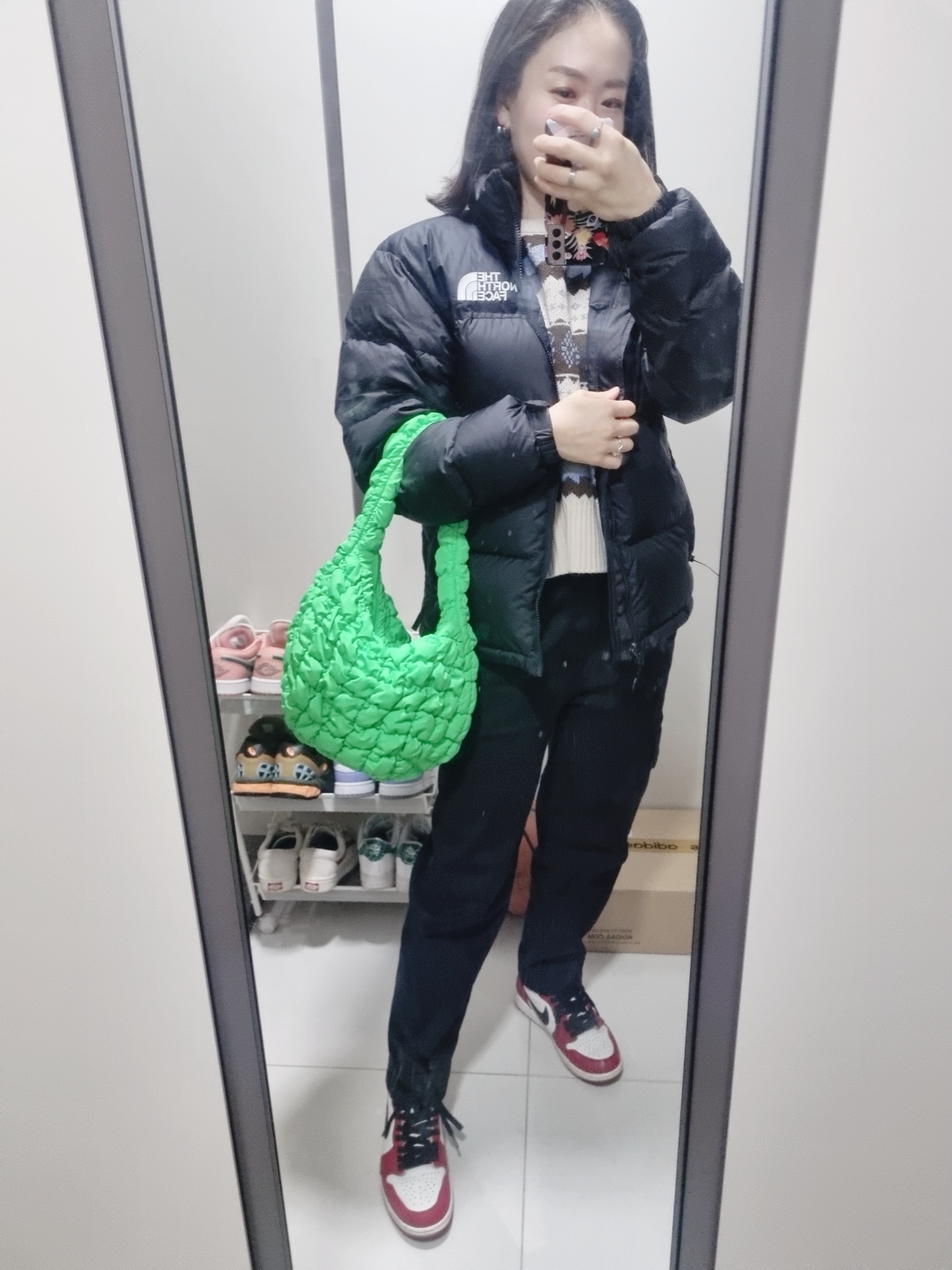 COS Quilted Mini Bag Bright Green, Jordan 1 Retro High OG Chicago 2022 착용 스타일 - 3