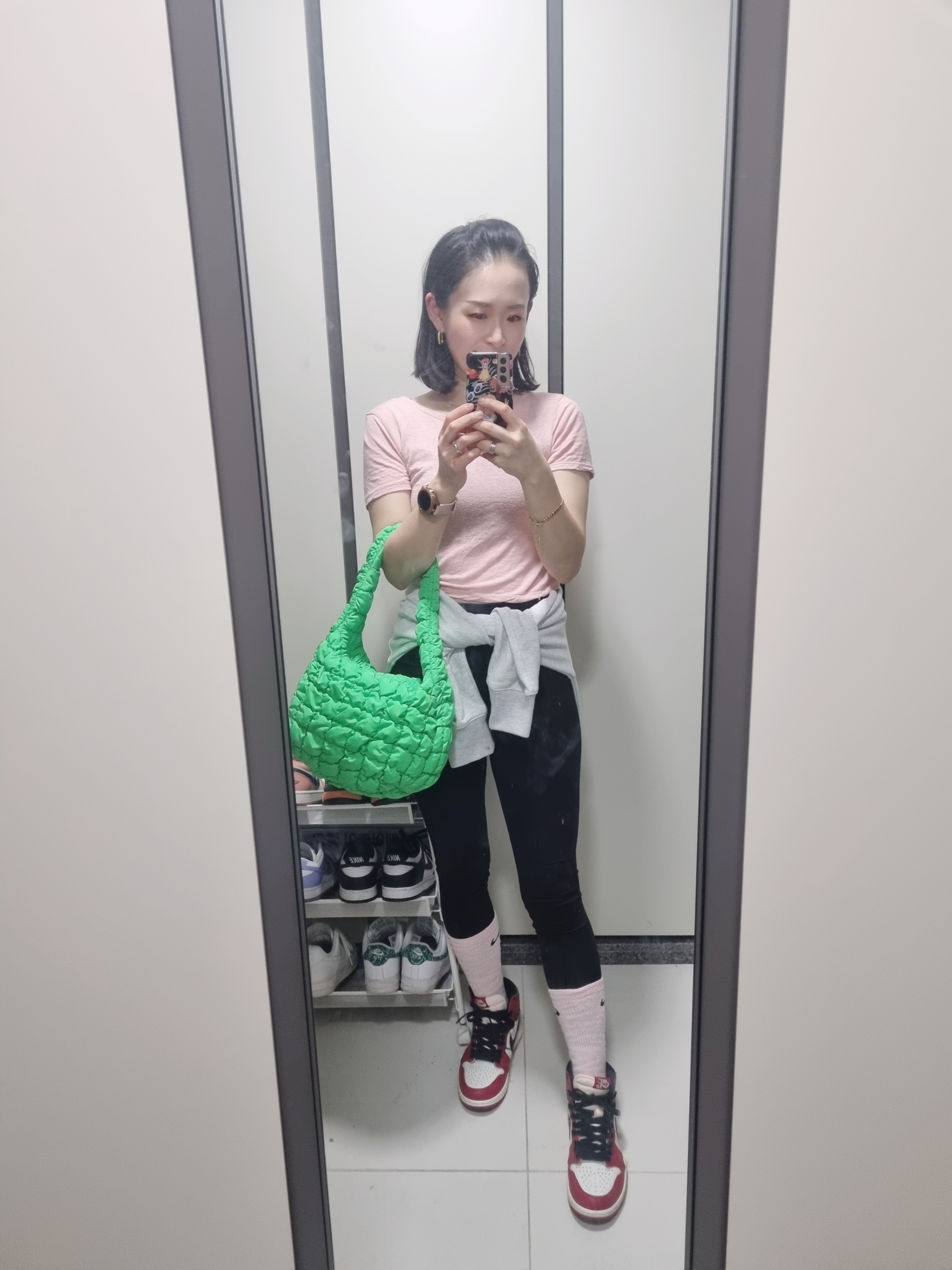 COS Quilted Mini Bag Bright Green, Jordan 1 Retro High OG Chicago 2022 착용 스타일 - 2
