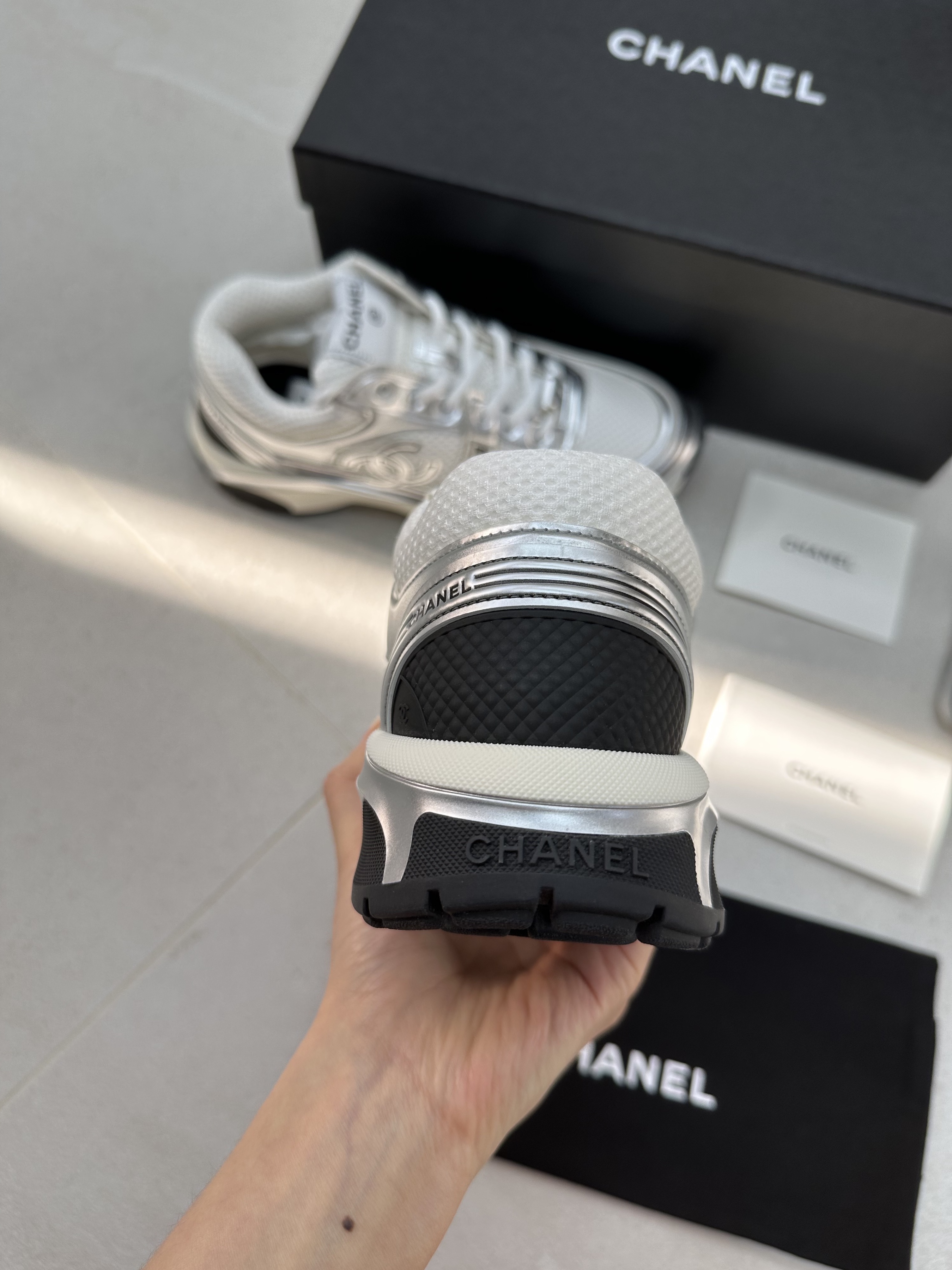 (W) Chanel Sneakers Fabric Laminated & White Silver 착용 스타일 - 3