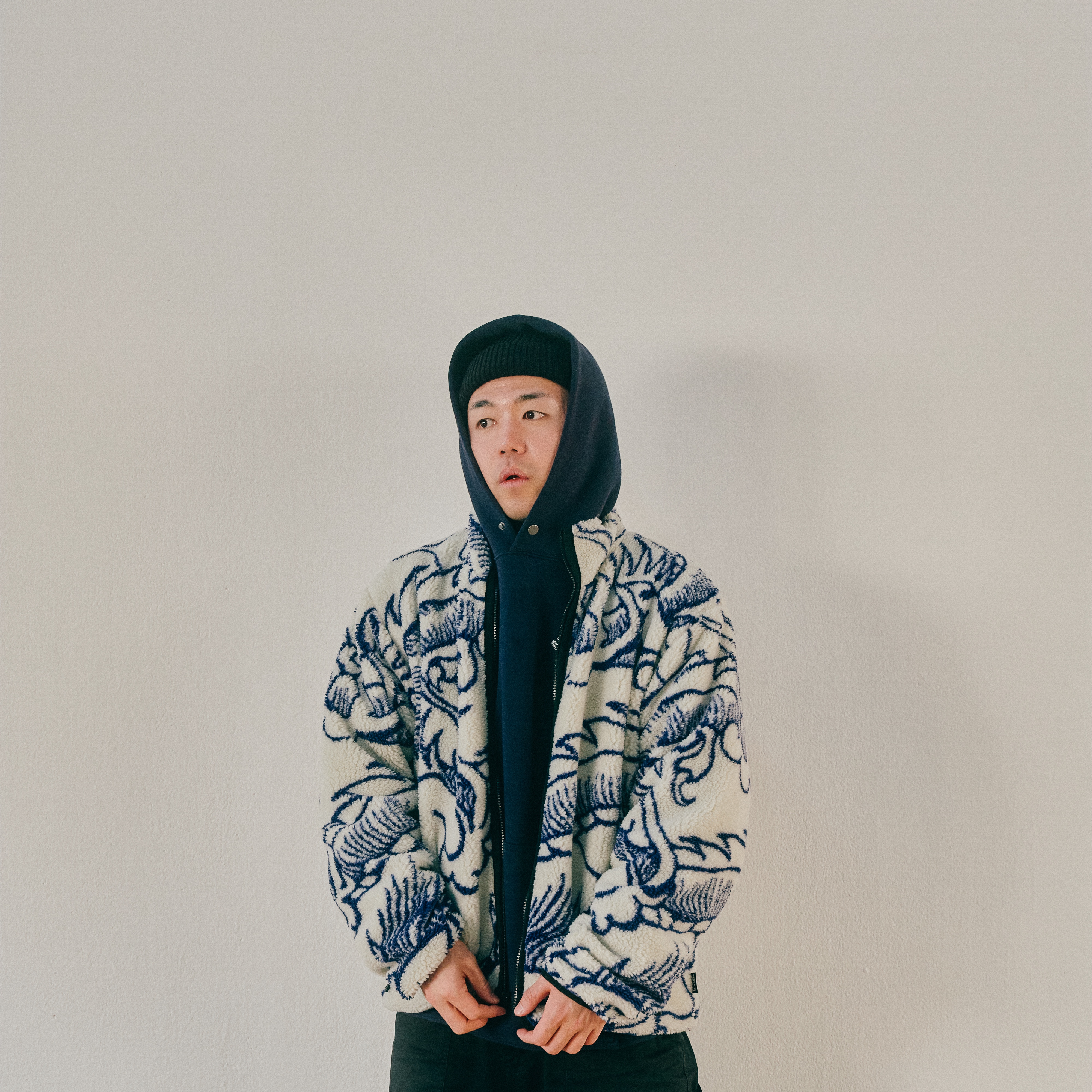 Stussy Dragon Sherpa Jacket Natural 착용 스타일 - 2