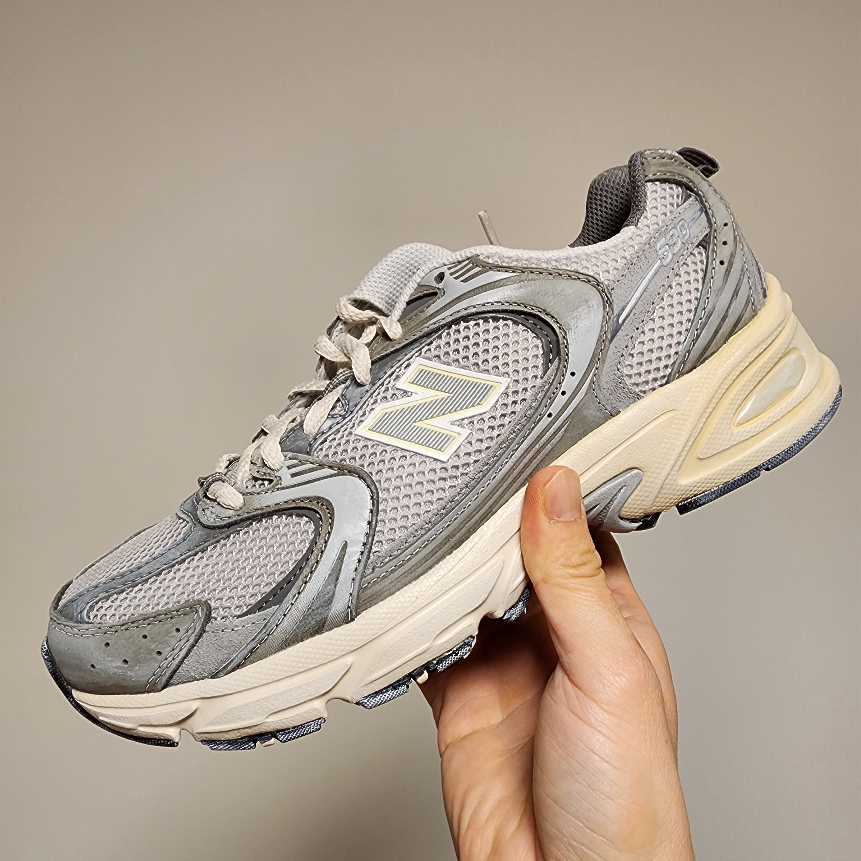 New Balance 530 Premium Vintage Grey Matter 착용 스타일 - 1