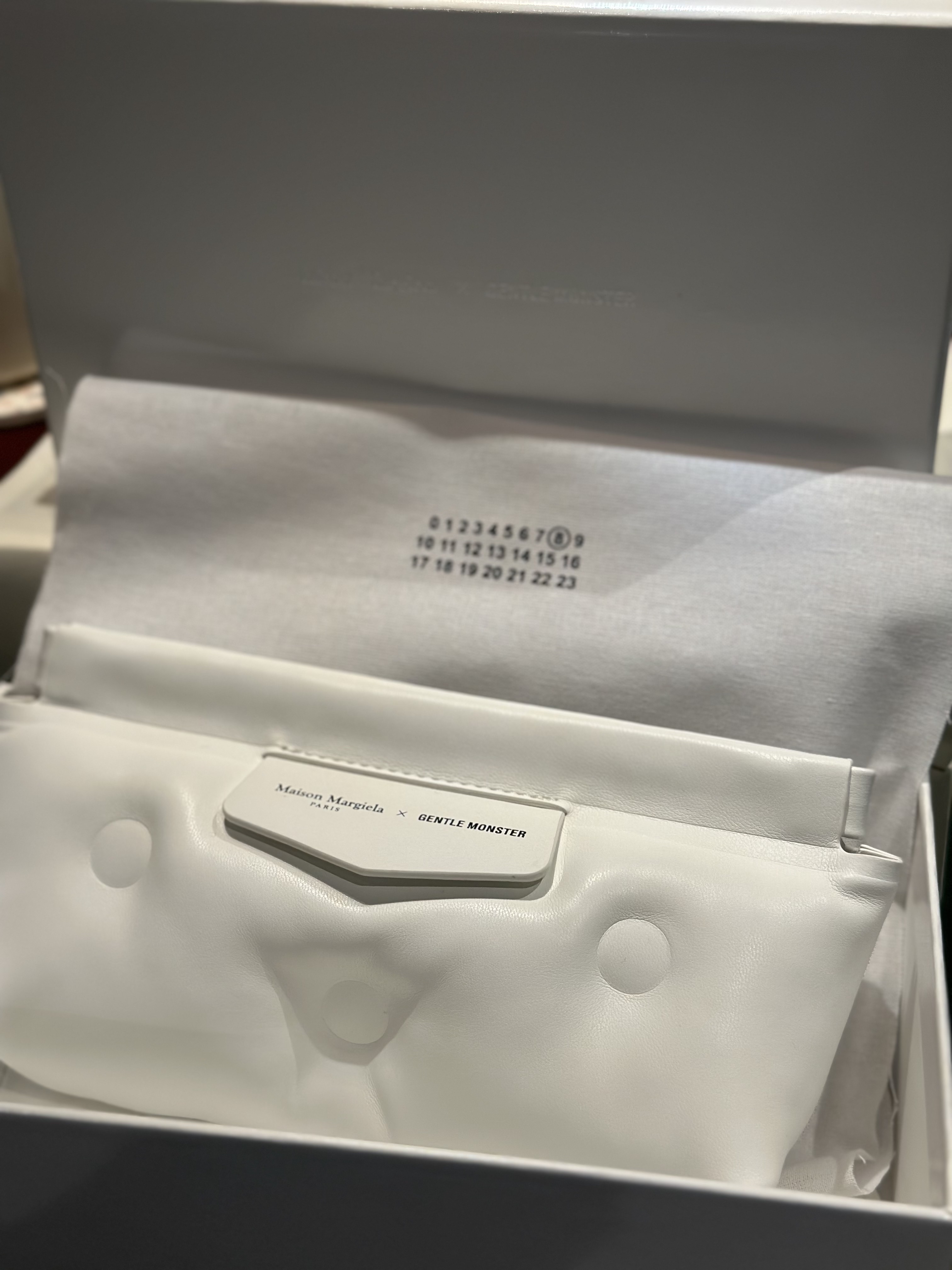 Gentle Monster x Maison Margiela MM005 Black Black 착용 스타일 - 2