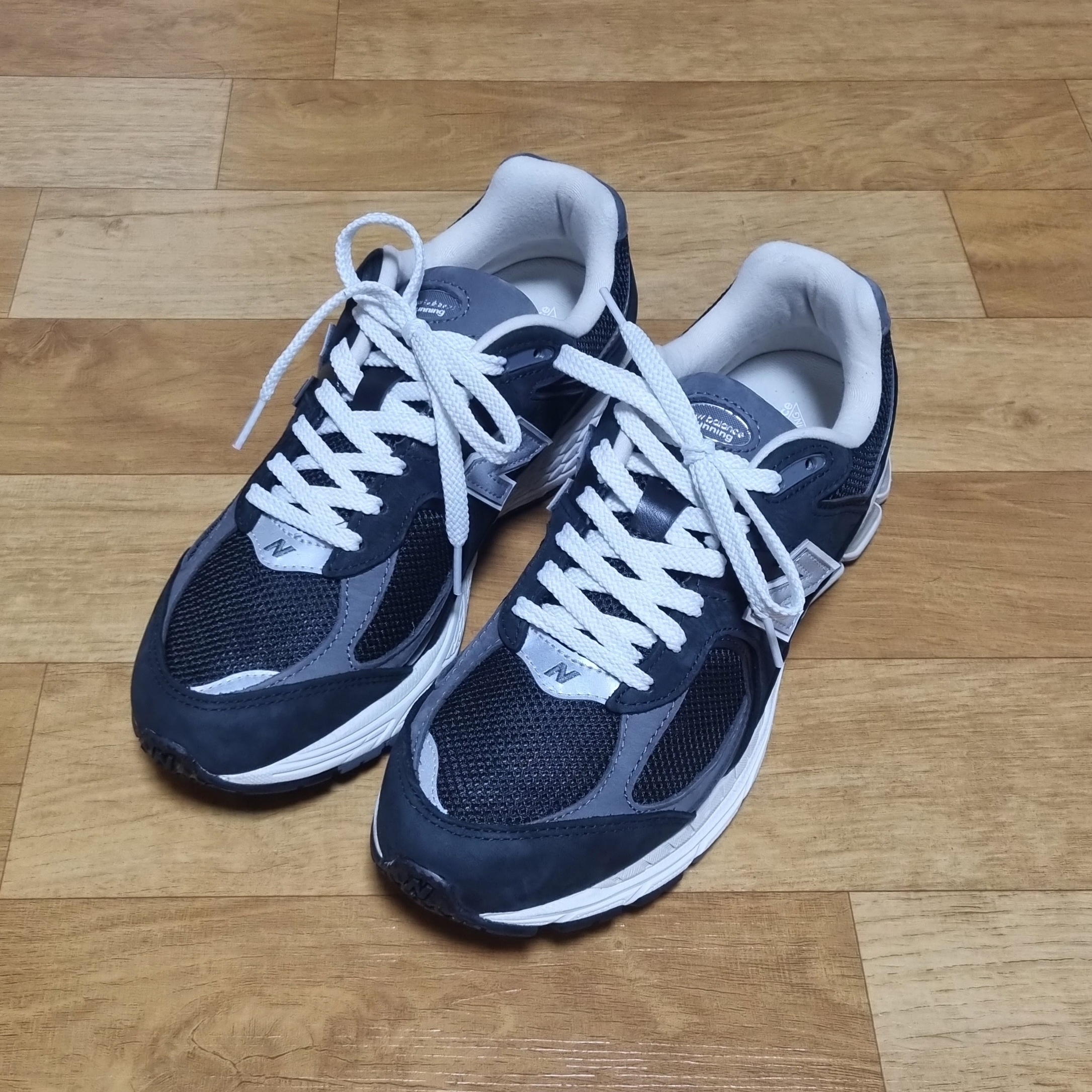 New Balance 2002R Premium Vintage Black 착용 스타일