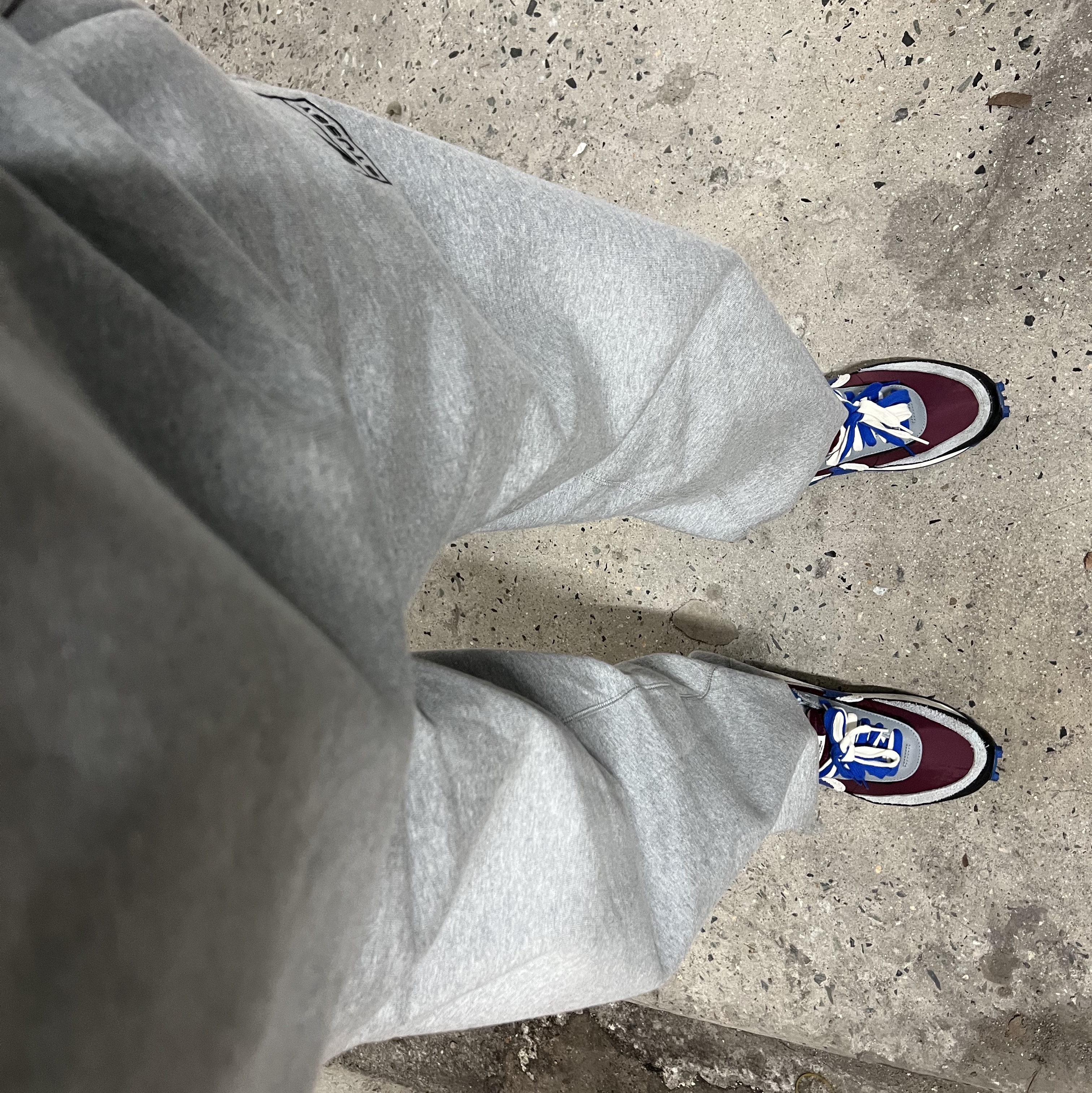 Nike x Stussy NRG Fleece Crewneck Dark Grey Heather (DO9337-063), Nike x Stussy NRG Fleece Pants Dark Grey Heather (DO9340-063) 착용 스타일