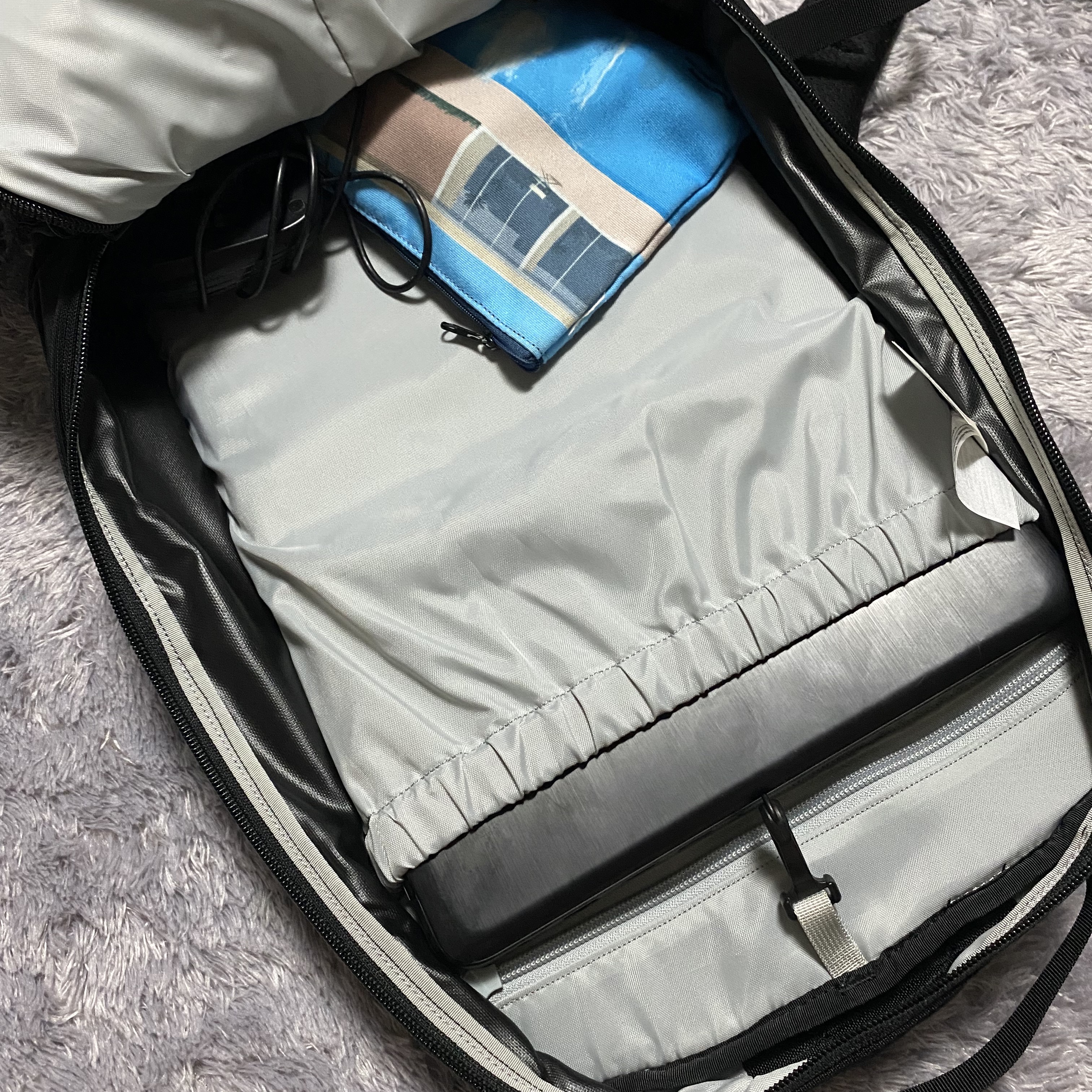 Arc'teryx Mantis 26 Backpack Black 착용 스타일 - 2