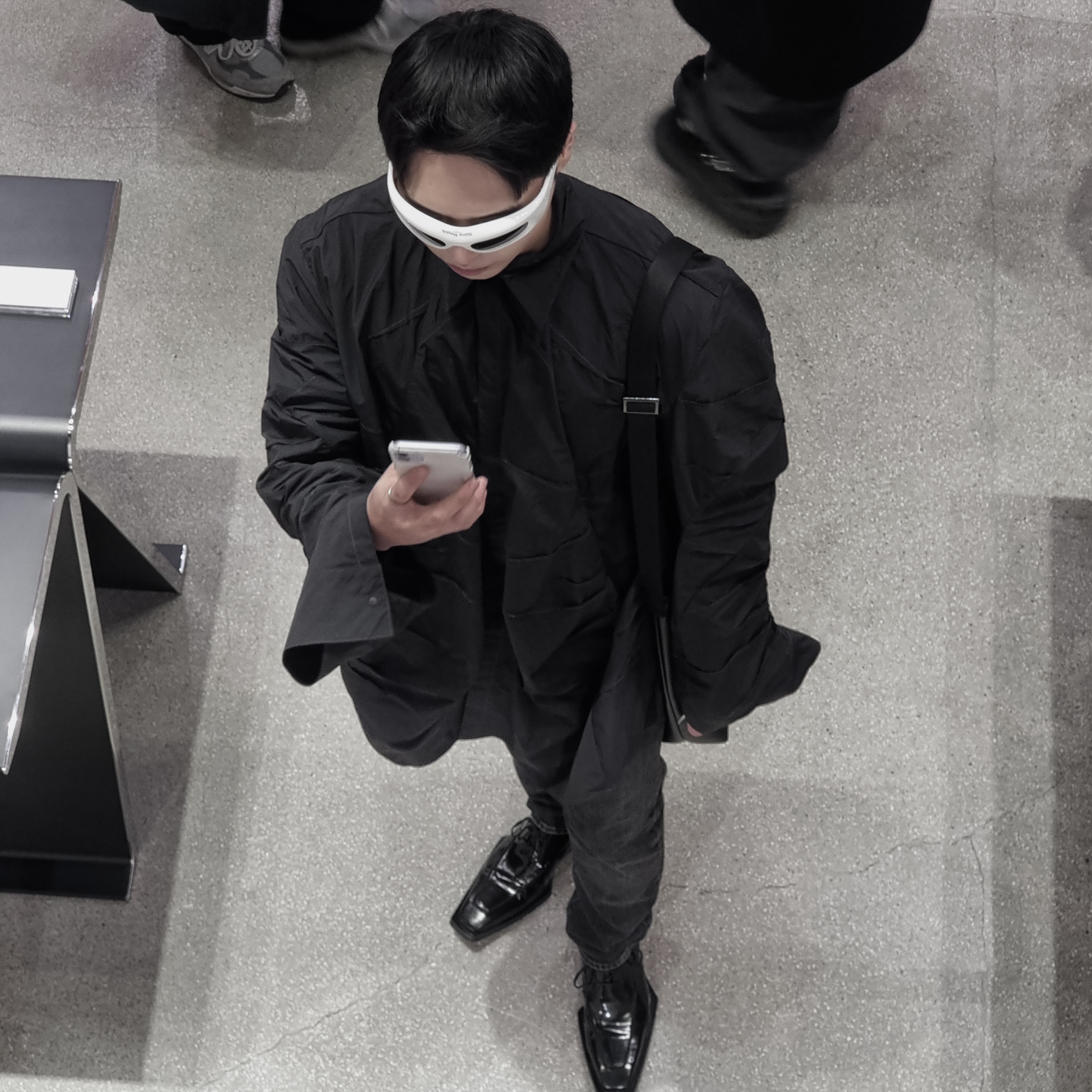 Gentle Monster x Maison Margiela MM003 Black Black 착용 스타일 - 4