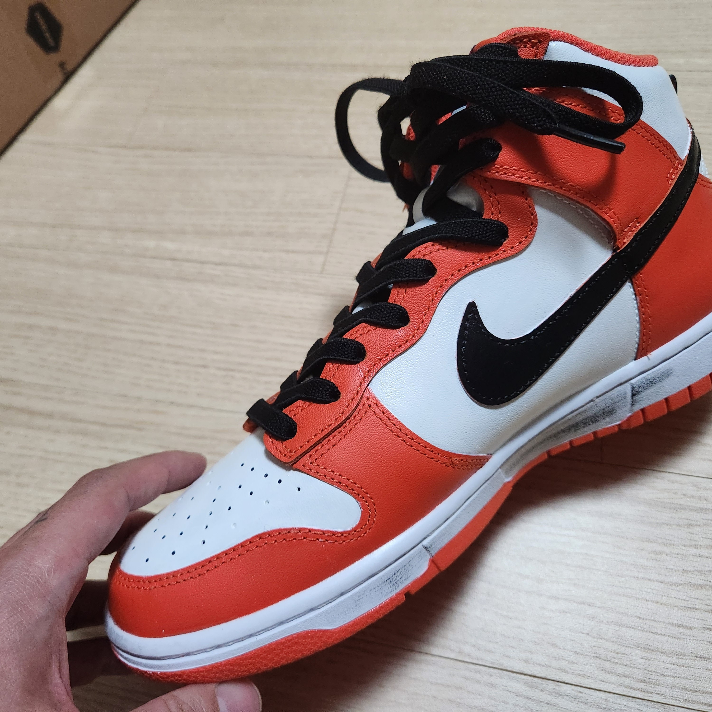 Nike Dunk High Retro Orange and Deep Royal 착용 스타일 - 3