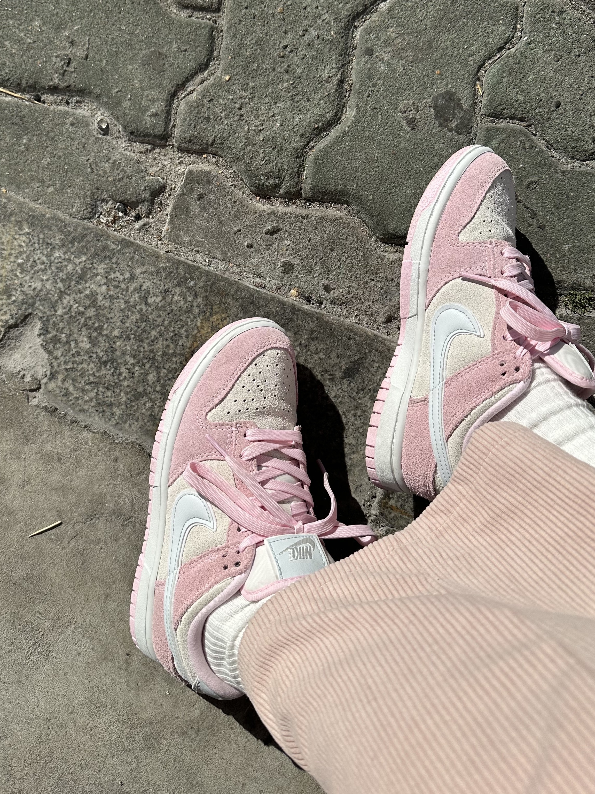 (W) Nike Dunk Low LX Pink Foam 착용 스타일 - 1