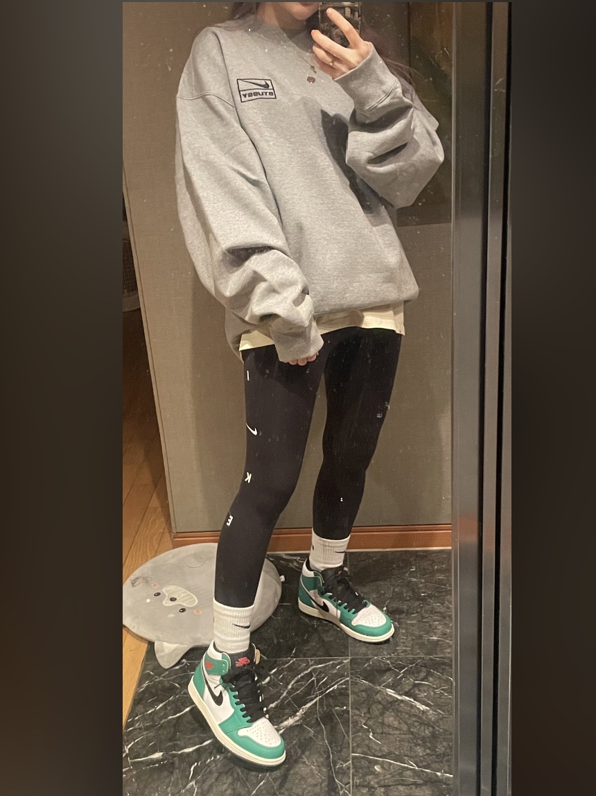 Nike x Stussy NRG Fleece Crewneck Dark Grey Heather (DO9337-063), (W) Jordan 1 Retro High OG Lucky Green 착용 스타일 - 1