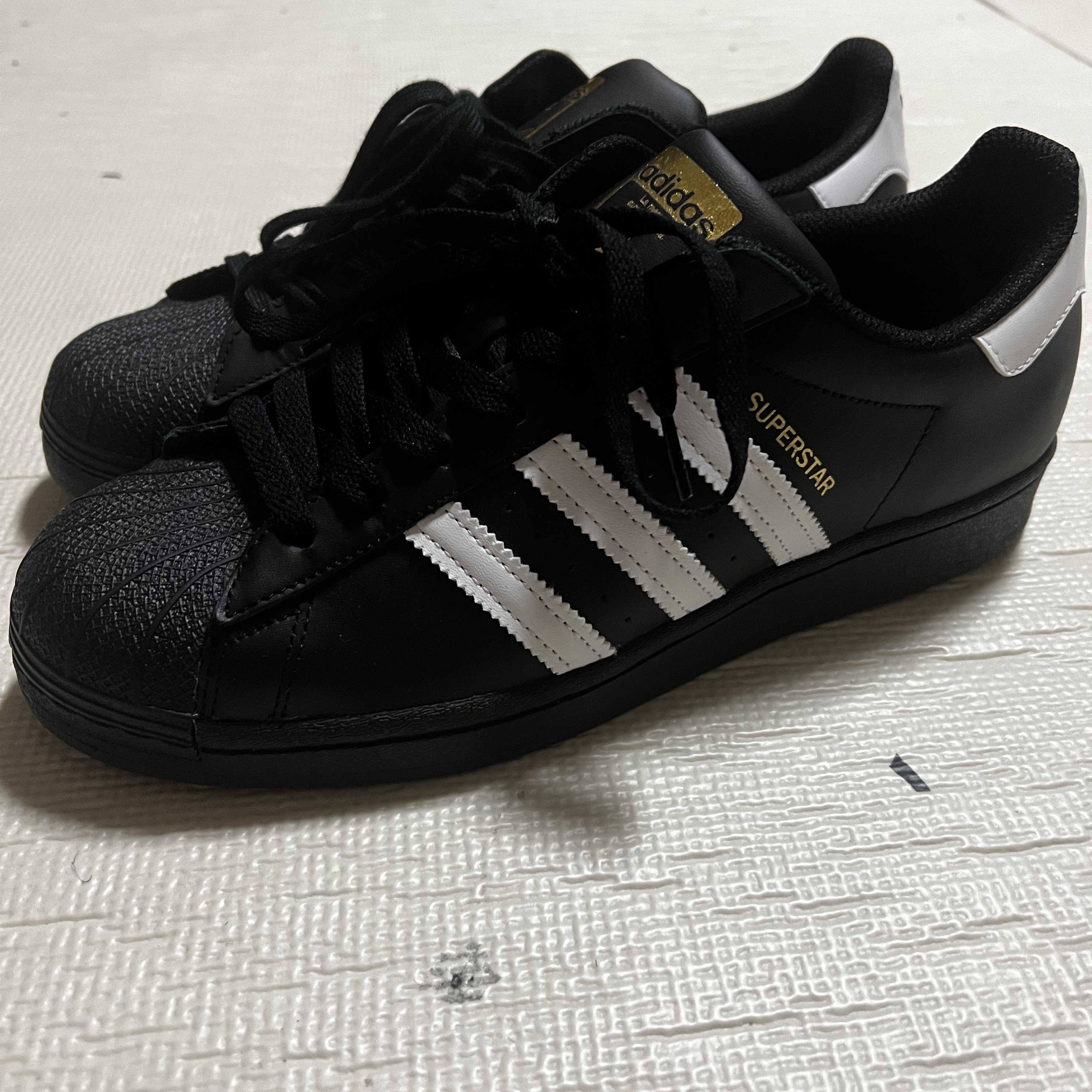 Adidas Superstar Core Black White 착용 스타일