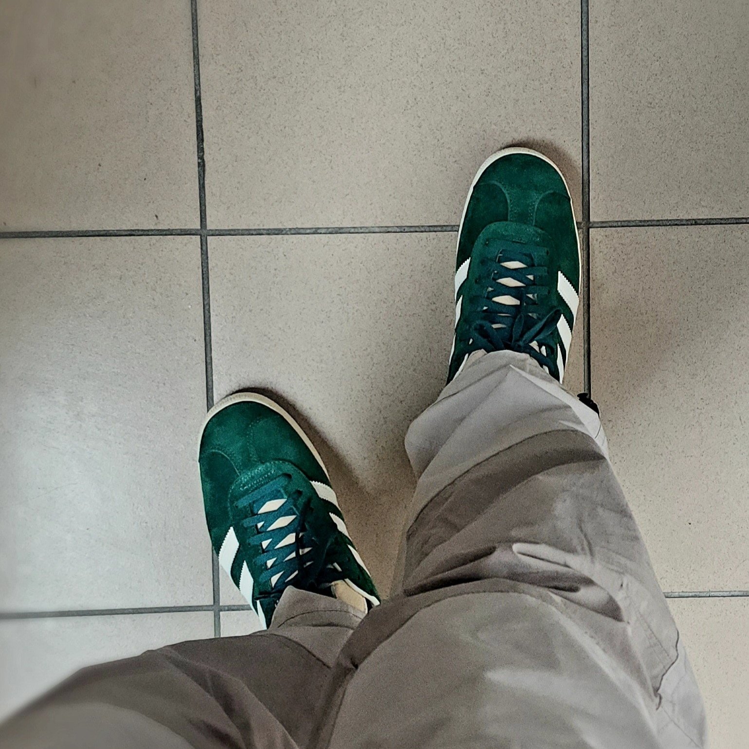 Adidas Gazelle Dark Green Cream White 착용 스타일