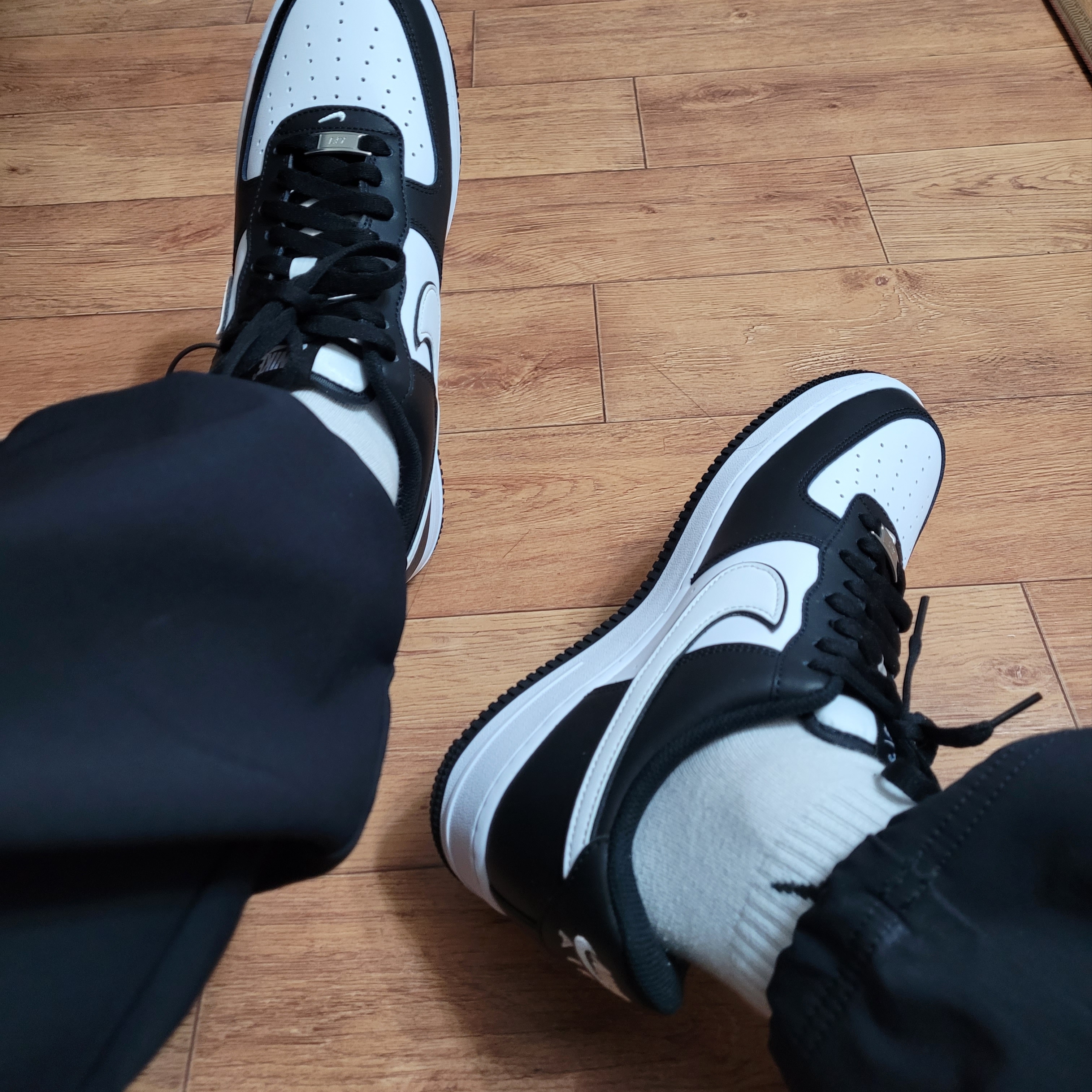 Nike Air Force 1 '07 Black White 착용 스타일