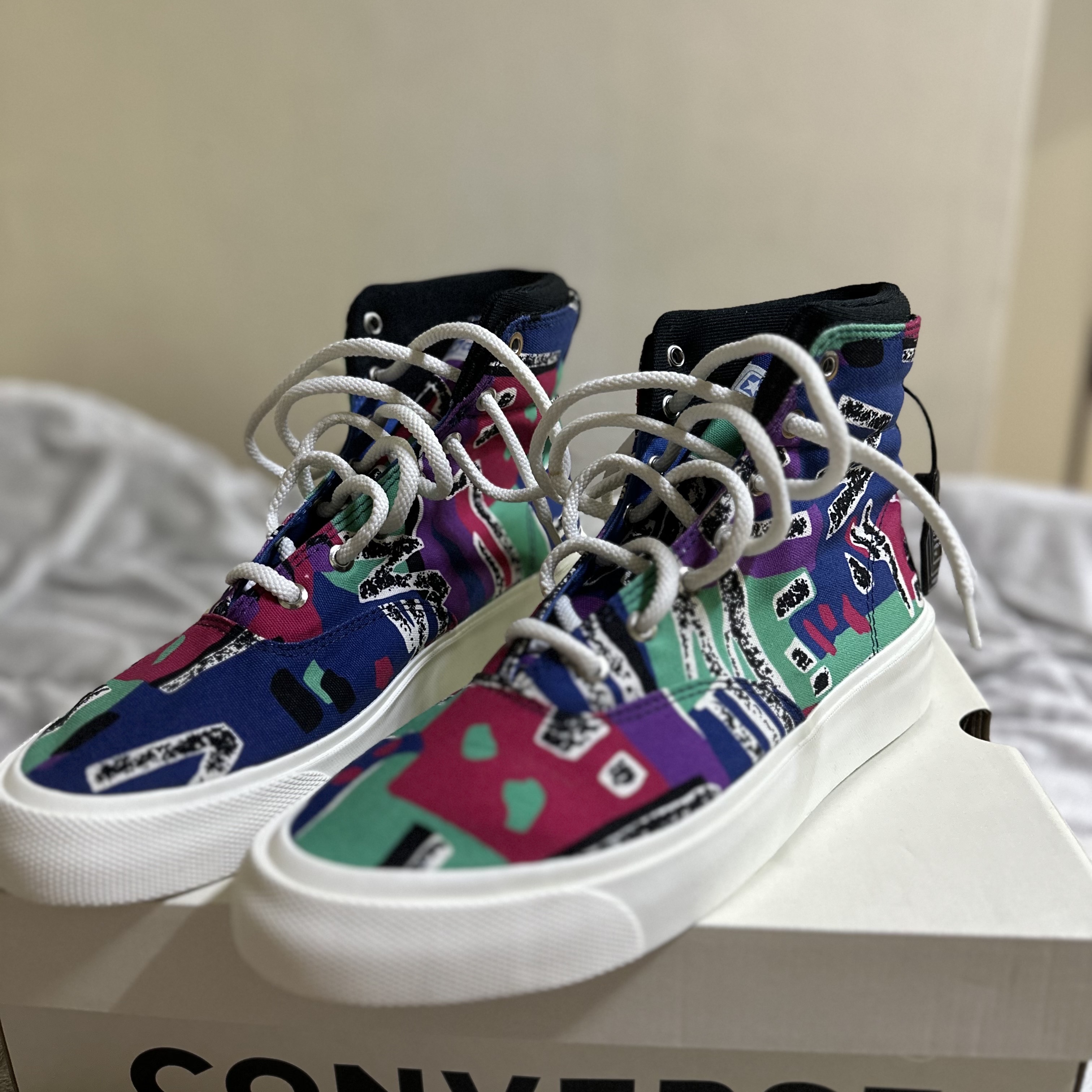 Converse x Fear of God Essentials Skid Grip Hi 착용 스타일 - 3