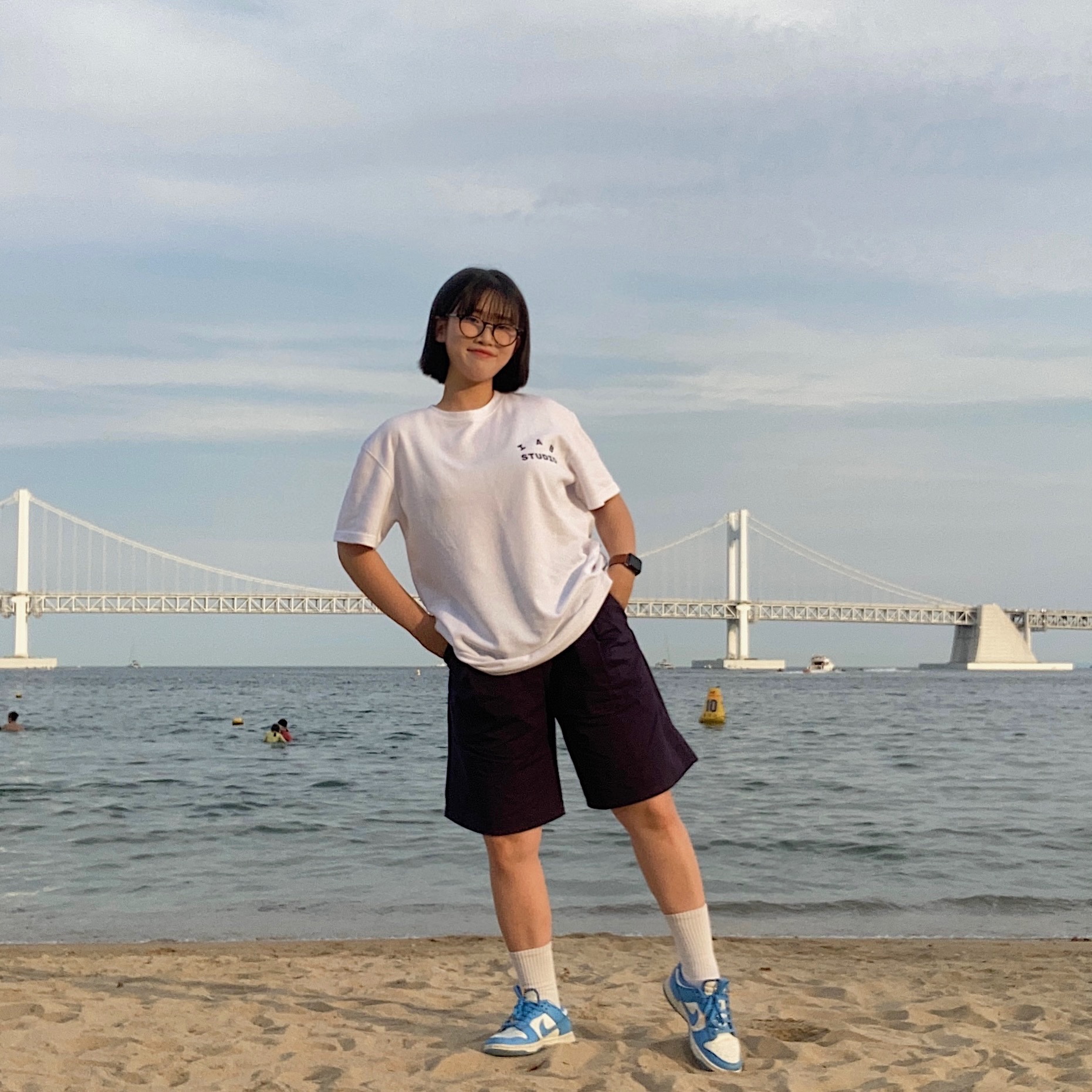 IAB Studio T-Shirt White, (GS) Nike Dunk Low University Blue 착용 스타일 - 2