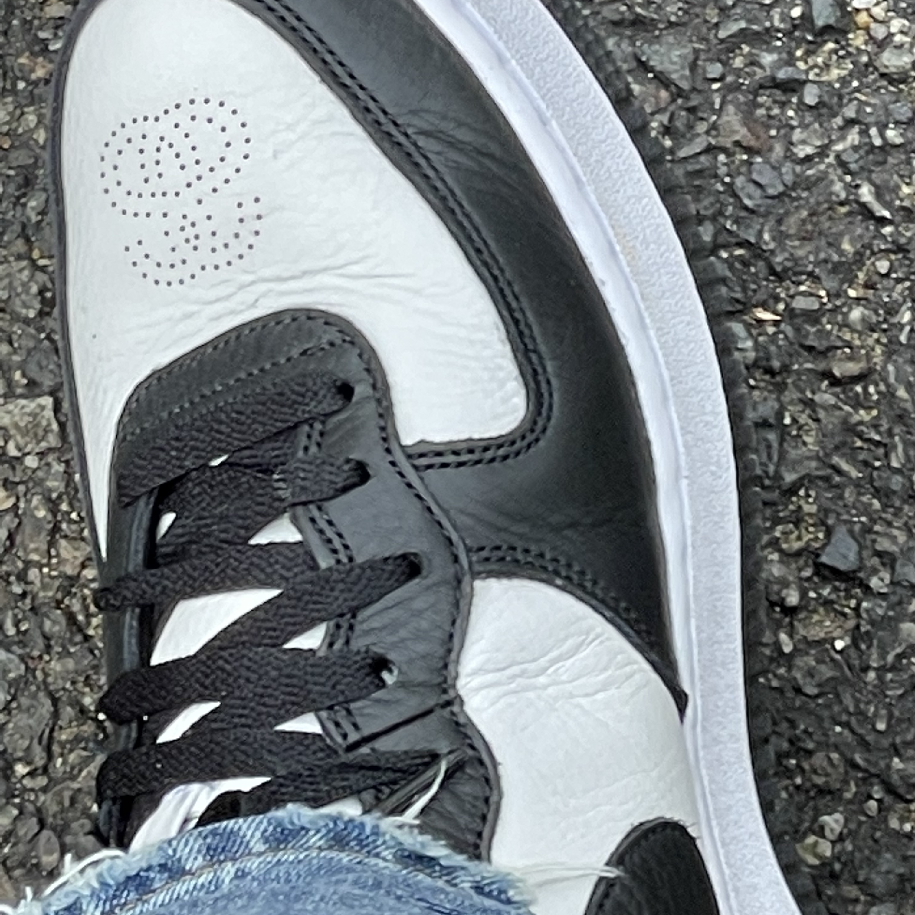 Nike x Stussy Air Force 1 '07 Mid SP Black and Light Bone 착용 스타일 - 2