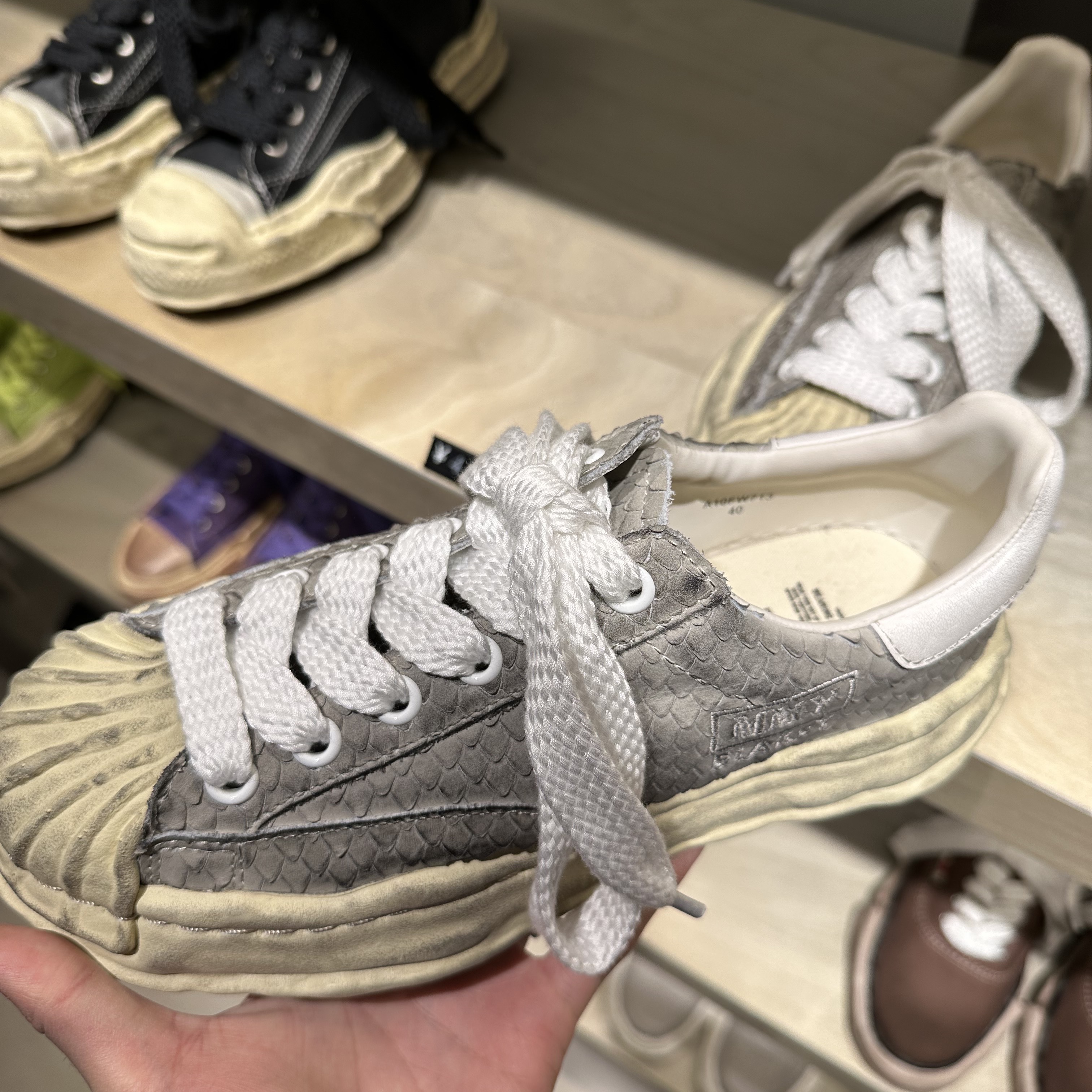 Maison Mihara Yasuhiro Peterson VL OG Sole Canvas Low-top Sneakers Blue, Maison Mihara Yasuhiro Blakey OG Sole Distressed Leather Low-top Sneakers White 착용 스타일 - 4
