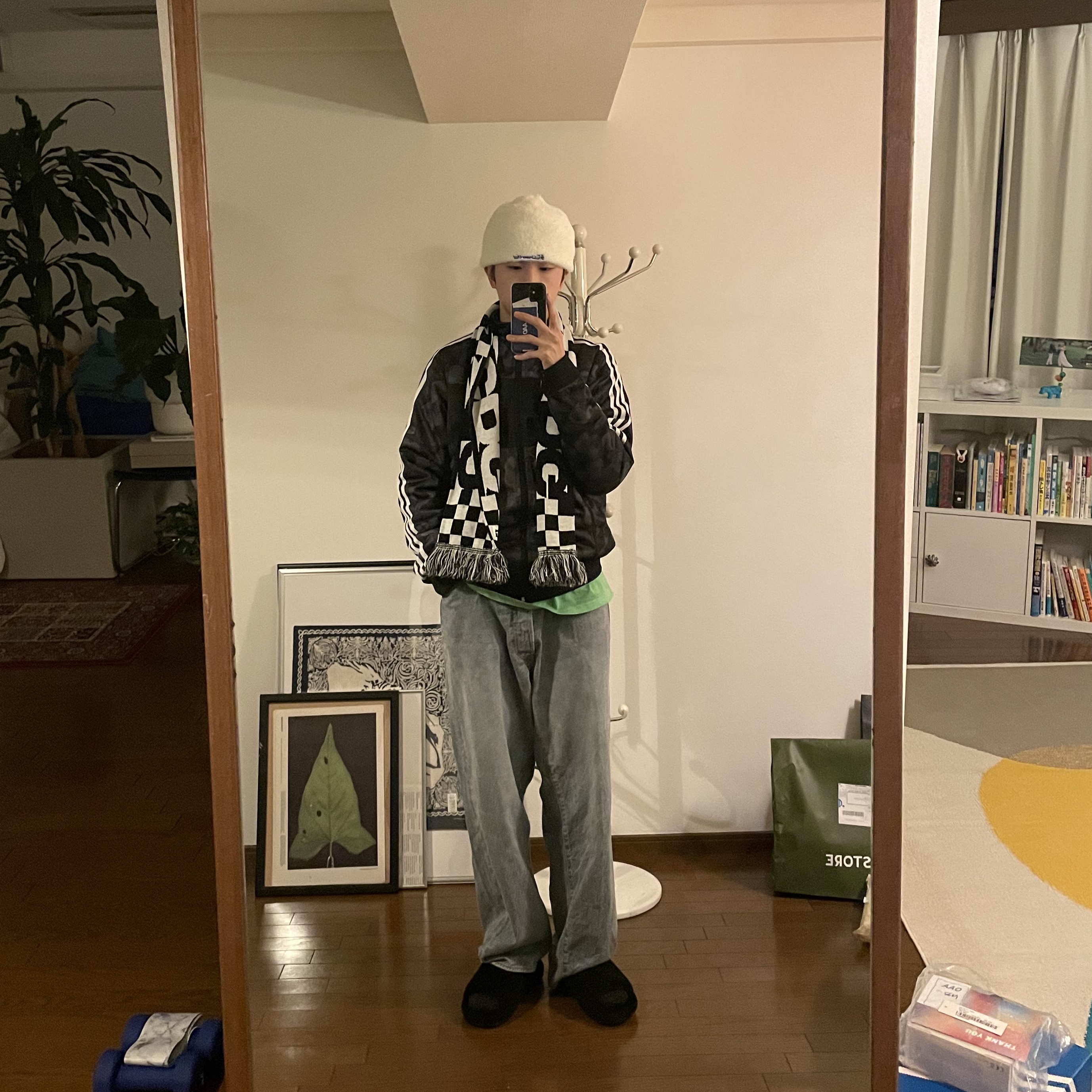 CDG Logo Check Muffler White Black 착용 스타일 - 1